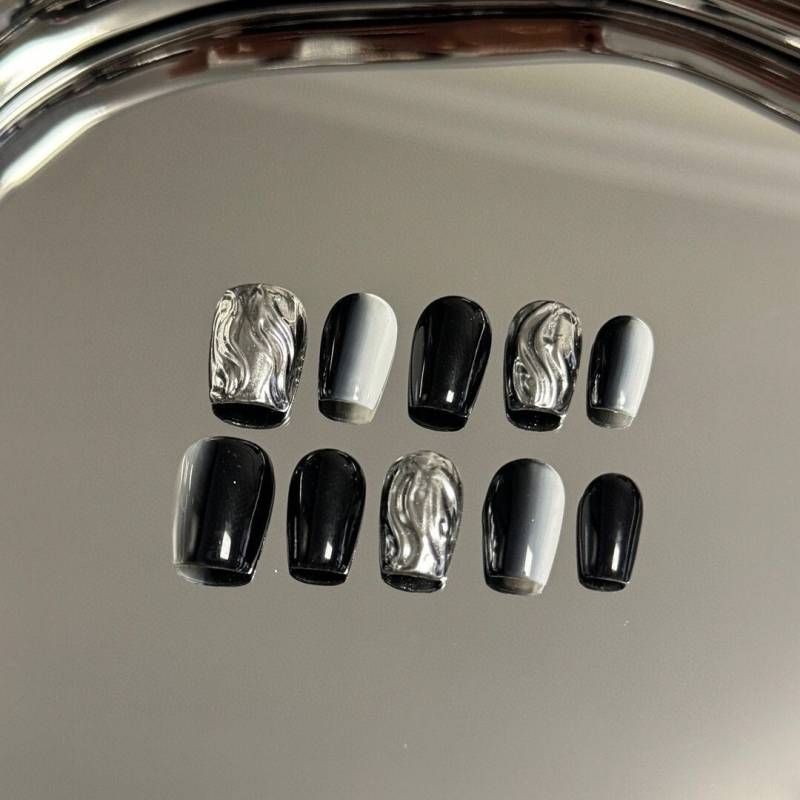 Monochrome Elegance Press On Nails Manicure/Reusable/ Medium Square 18mm von Etsy - MYNAILPRESS