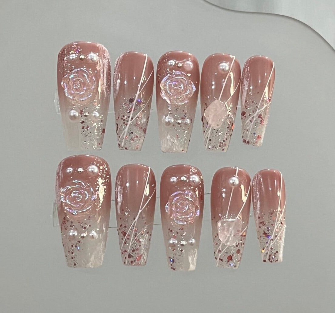 Pearl & Press On Nails Manicure/Reusable Nails/ Medium Coffin von Etsy - MYNAILPRESS