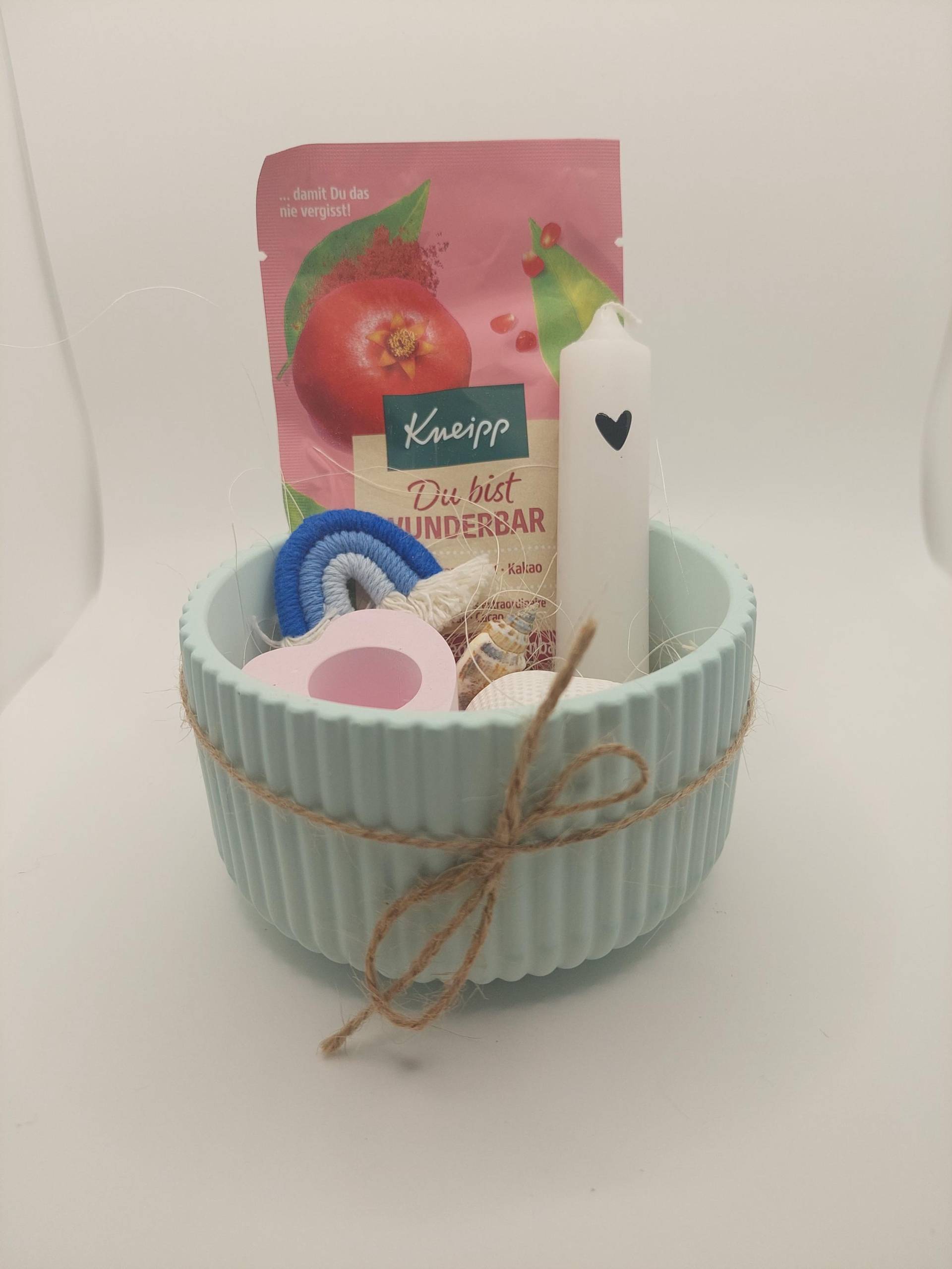 Liebevoll Gestaltetes Geschenkset Mit Kneipp Badezusatz Und Kerze Makramee-Regenbogen - Kleine Aufmerksamkeit Herz Mitbringsel Liebevoll Gestaltetes Geschenkset Mit Kneipp Badezusatz Und Kerze Makramee-Regenbogen - Kleine Aufmerksamkeit Herz Mitbringsel von Etsy - MadebyStephieDesigns