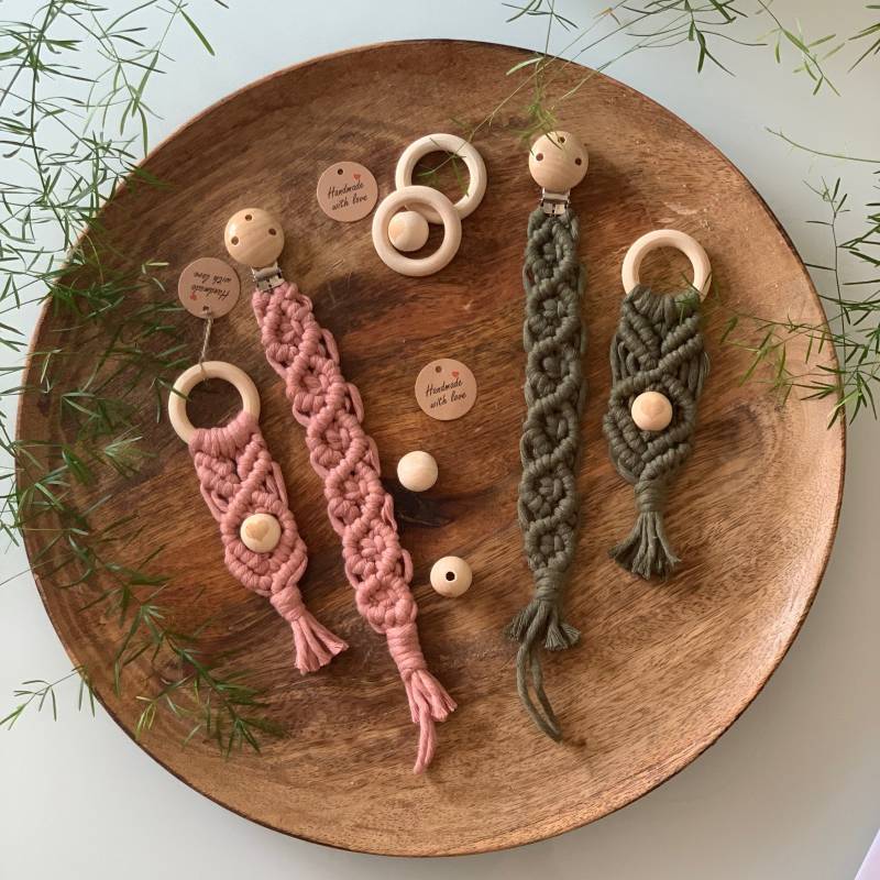 Makramee Schnullerkette Und Greifring Set Boho Junge Mädchen Geburt Schnullerband Beißring Geschenk Babyparty Babyaccessoire Baumwolle von Etsy - MakrameeKreation