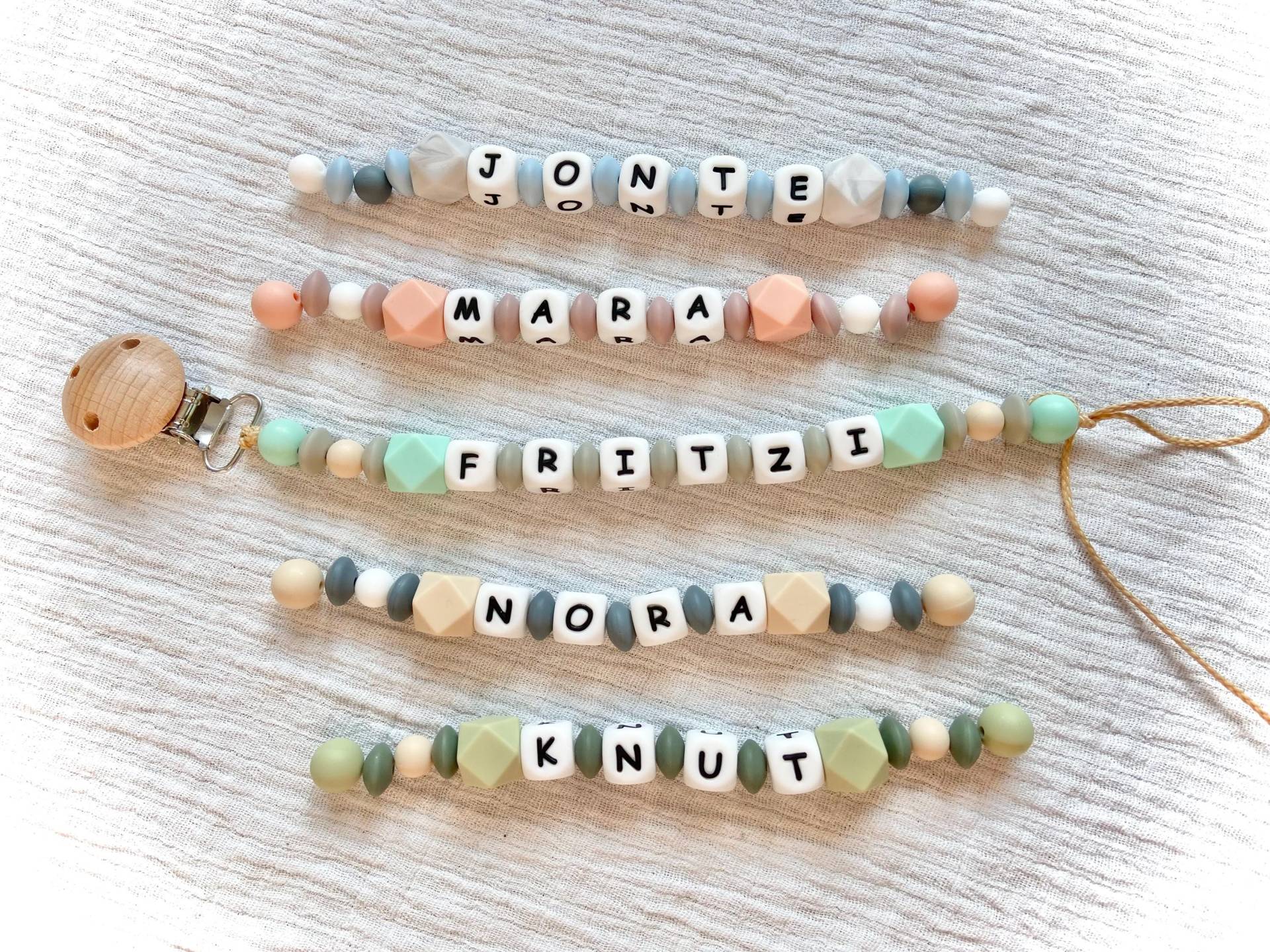 Schnullerkette Nuckelkette Personalisiert Mit Namen Silikonperlen Geschenk Zur Geburt Babyparty von Etsy - MamiManufaktur