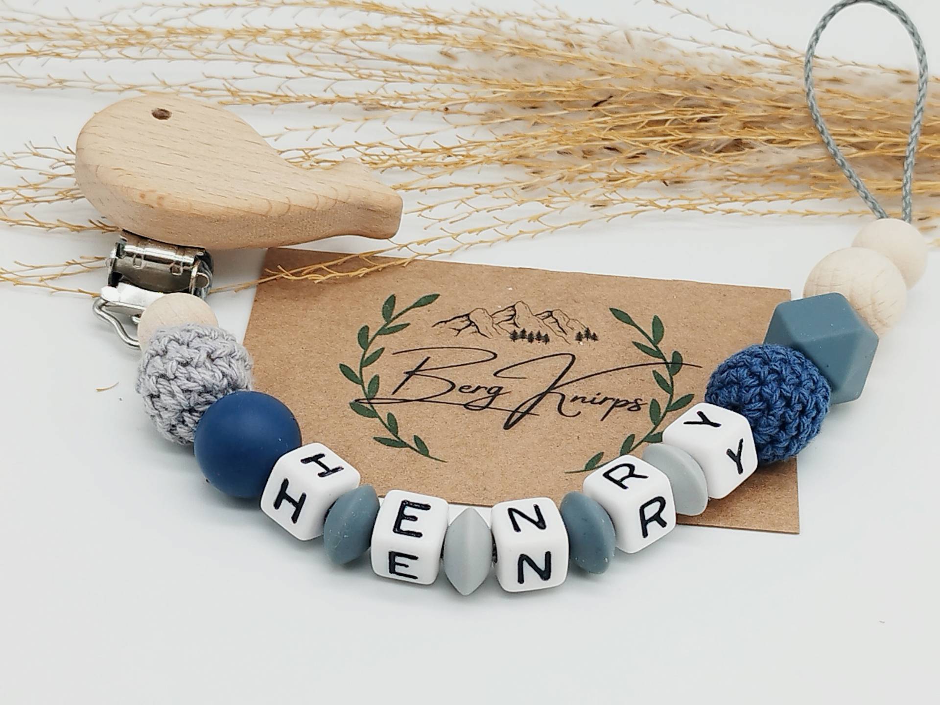 Schnullerkette Mit Namen Jungen Mädchen Personalisiert Blau Dunkelblau Grau Holz Walfisch Löwe Elefant Fuchs Regenbogen von Etsy - ManufakturBergKnirps