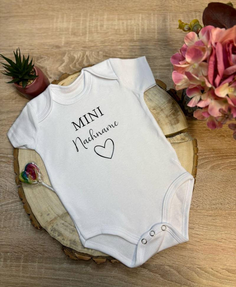 Baby/Body Geschenk Geburt Geburtstag Mit Motiv Name Mini Nachname Babybody Personalisiert Schwangerschaft Verkünden von Etsy - ManufakturbySarah