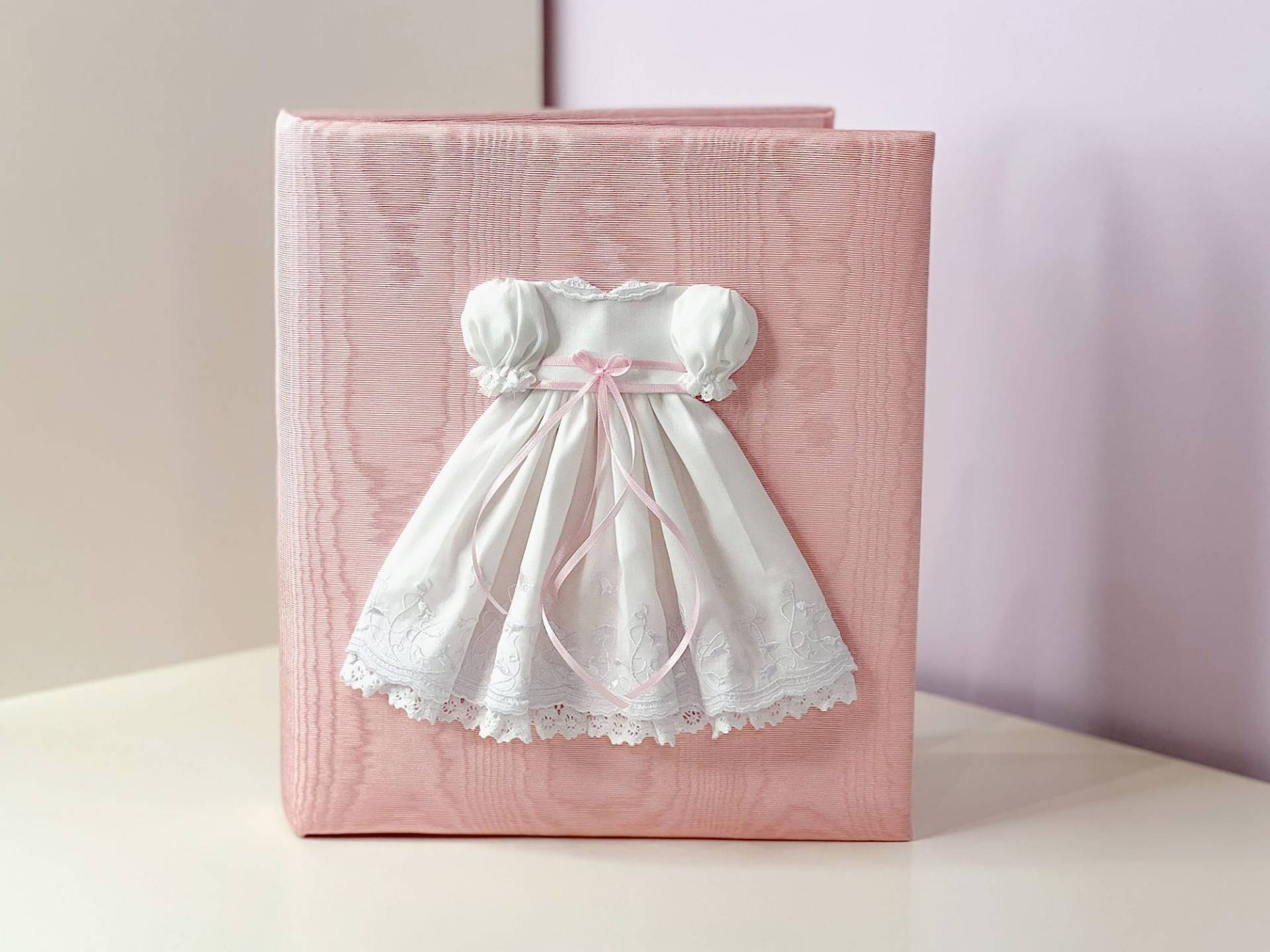 Personalisiertes Baby Erinnerungsbuch Moire Cover, Schweizer Batist Kleid Personalisiertes Baby Erinnerungsbuch Moire Cover, Schweizer Batist Kleid von Etsy - MarcelaGifts