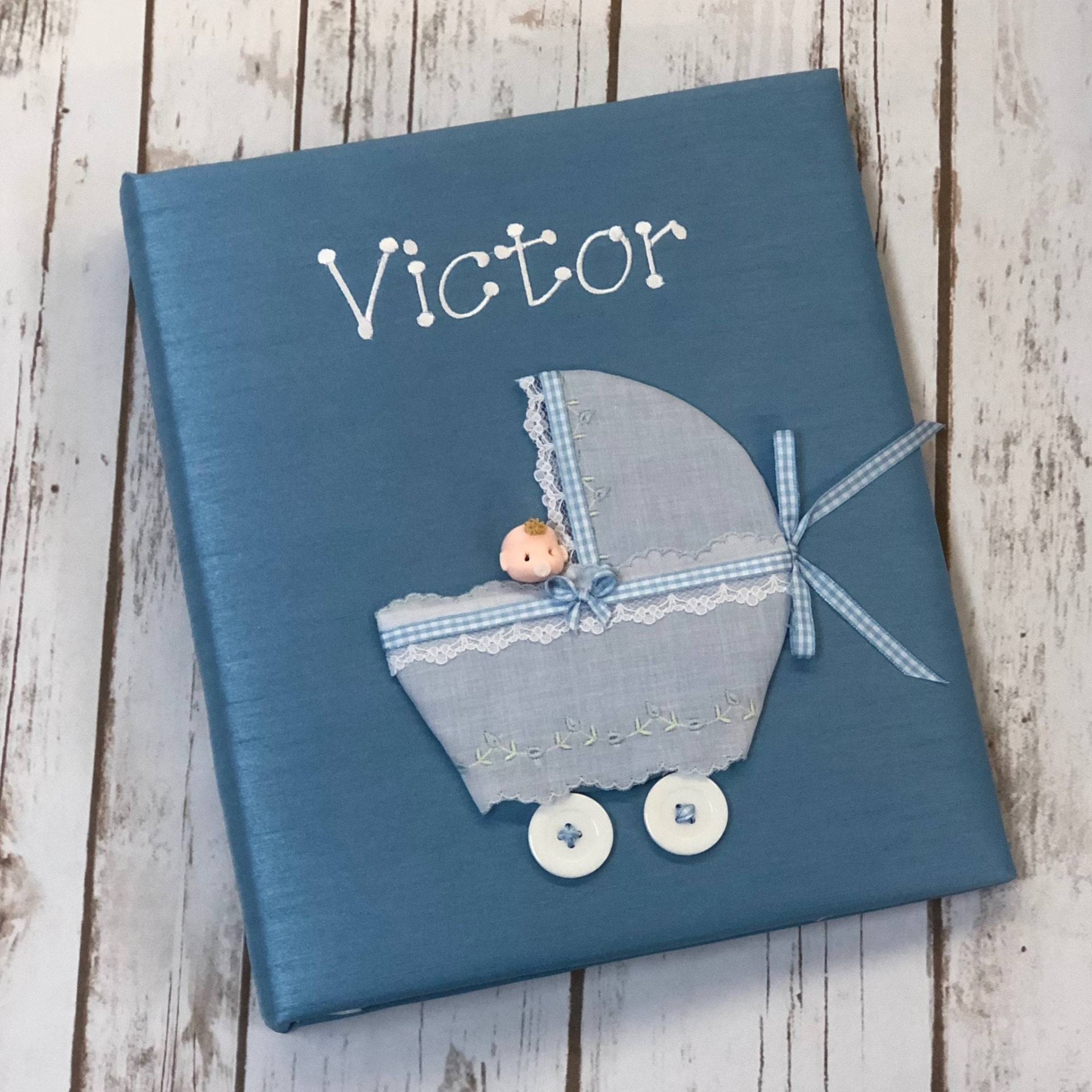 Personalisiertes Baby Memory Book Shantung-stoff, Schweizer Batistwagen Personalisiertes Baby Memory Book Shantung-stoff, Schweizer Batistwagen von Etsy - MarcelaGifts