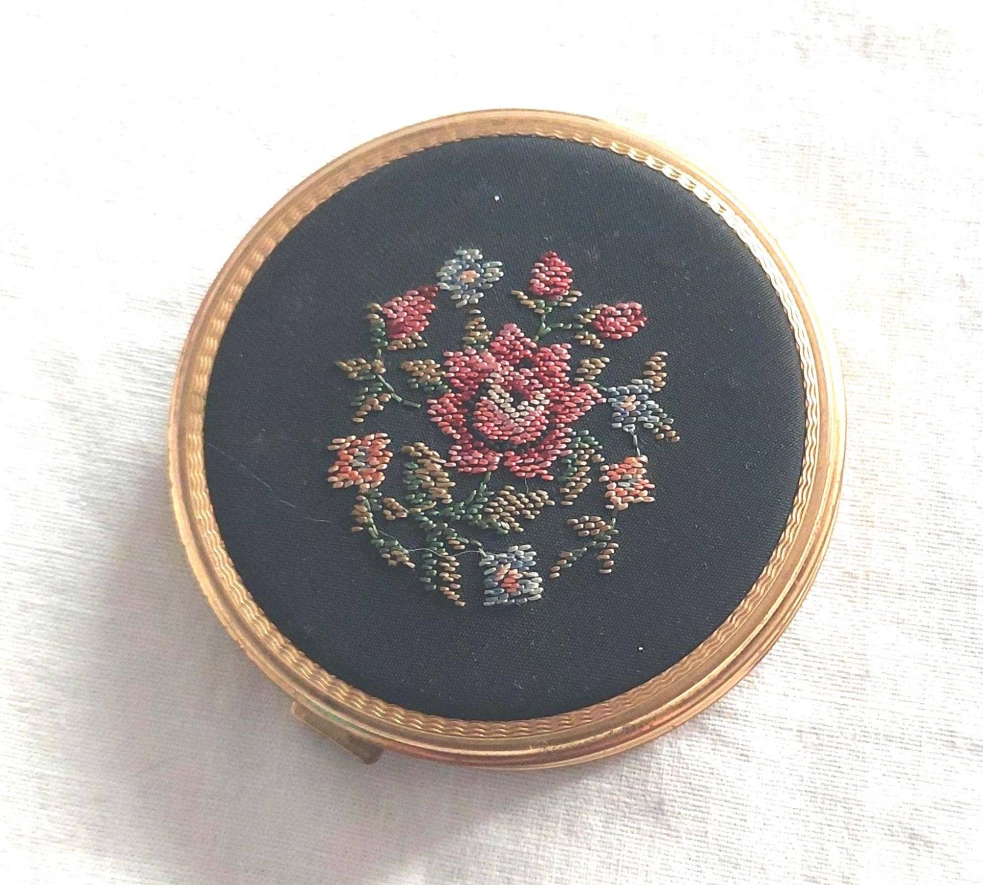 Puder Dose Gobelin Mit Rosen Bestickt Aus Der 50Er. Vintage Nachlass von Etsy - MarrysSchatzkiste