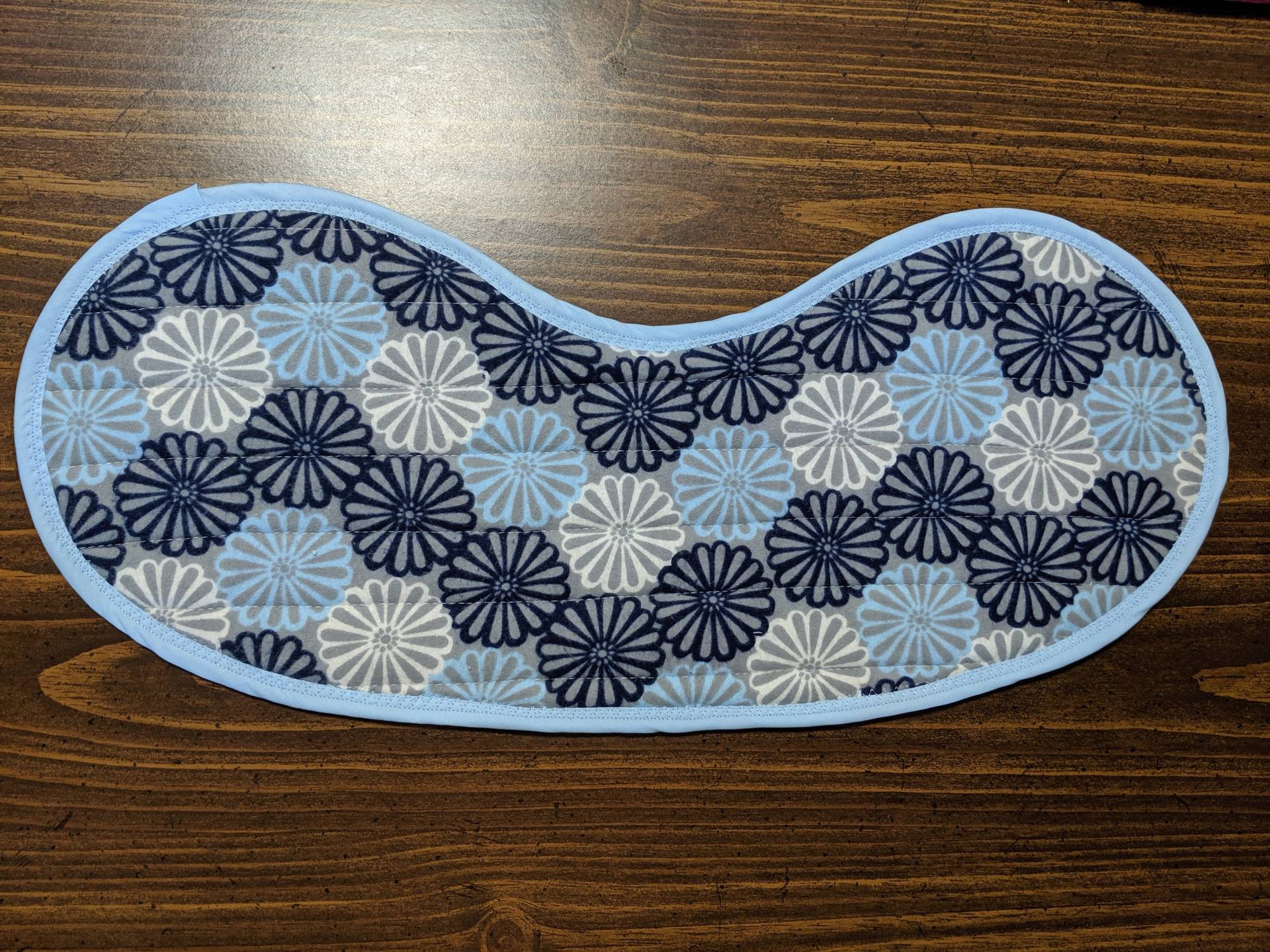 Gestepptes Babylätzchen Und Spucktuch in Einem - Blaue Gänseblümchen Gestepptes Babylätzchen Und Spucktuch in Einem - Blaue Gänseblümchen von Etsy - MaryMickStitchin