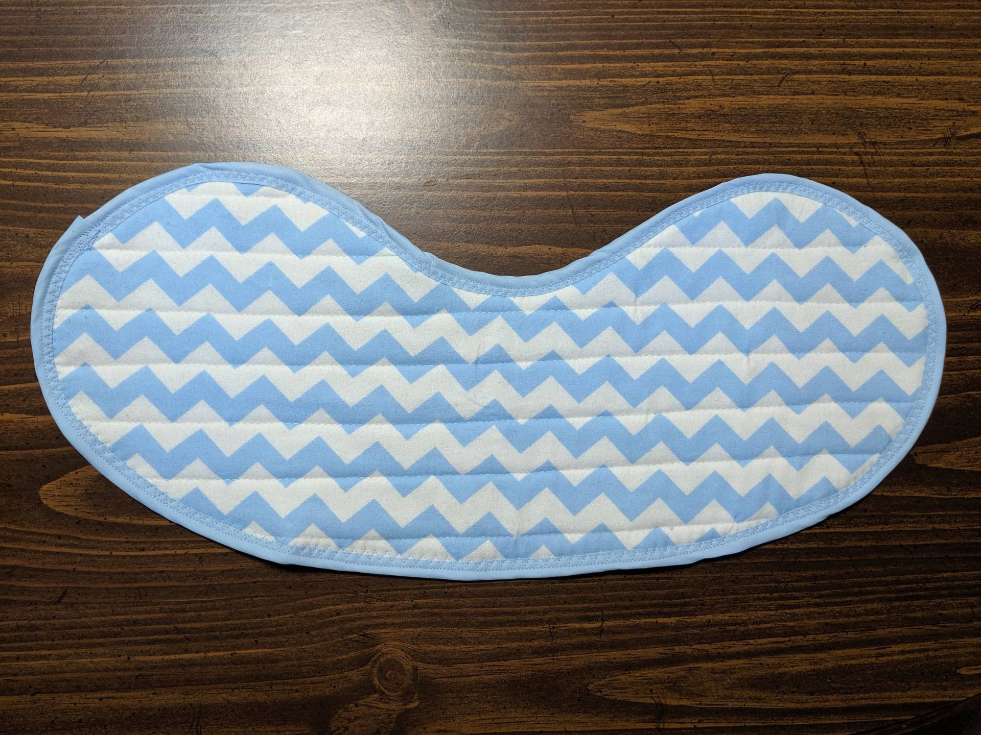 Gestepptes Babylätzchen Und Spucktuch in Einem - Blaues Weißes Chevron Gestepptes Babylätzchen Und Spucktuch in Einem - Blaues Weißes Chevron von Etsy - MaryMickStitchin