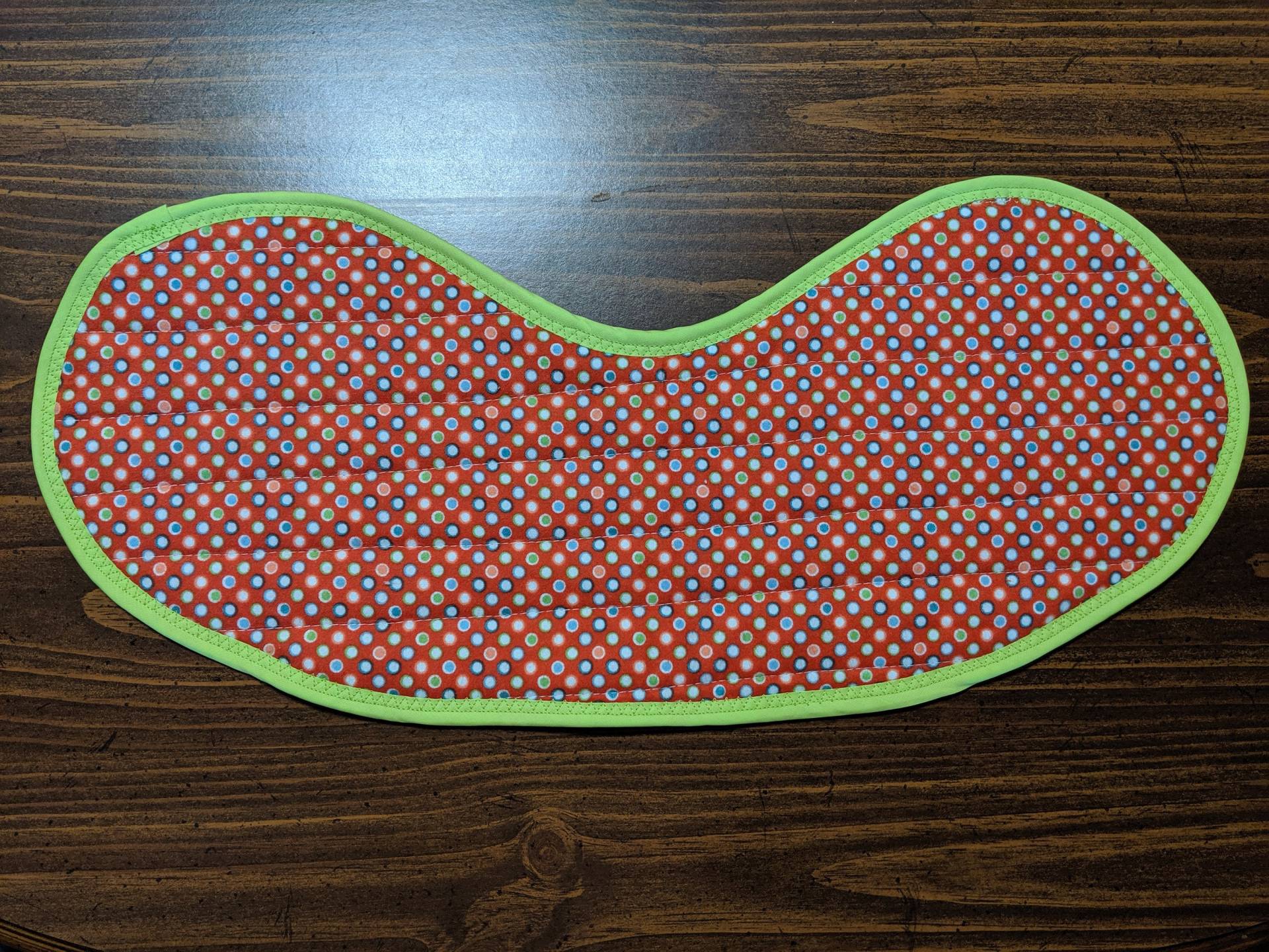 Gestepptes Babylätzchen Und Spucktuch in Einem - Bunte Punkte Gestepptes Babylätzchen Und Spucktuch in Einem - Bunte Punkte von Etsy - MaryMickStitchin