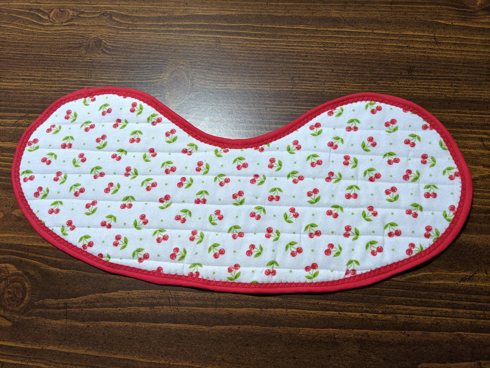 Gestepptes Babylätzchen Und Spucktuch in Einem - Kirschen Gestepptes Babylätzchen Und Spucktuch in Einem - Kirschen von Etsy - MaryMickStitchin