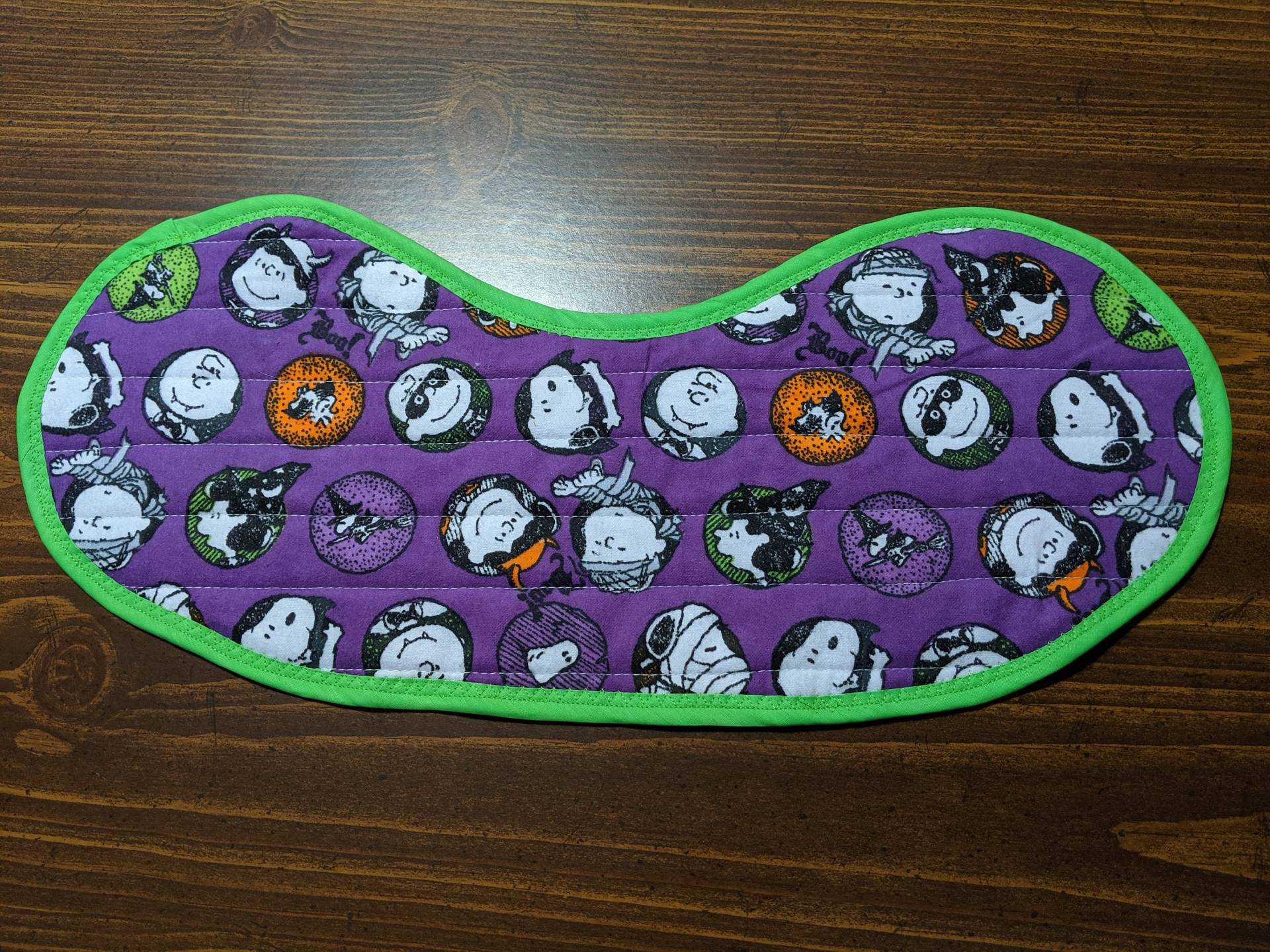 Gestepptes Babylätzchen Und Spucktuch in Einem - Peanuts Halloween Gestepptes Babylätzchen Und Spucktuch in Einem - Peanuts Halloween von Etsy - MaryMickStitchin