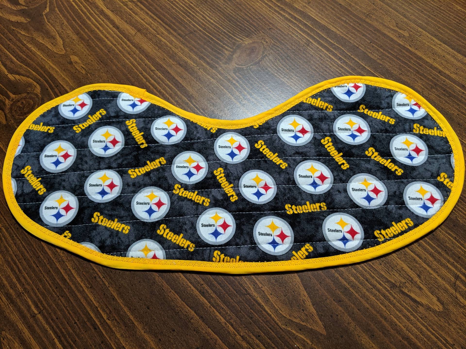 Gestepptes Babylätzchen Zum Wickeln Und Spucktuch in Einem - Fußball-Baby-Fan Gestepptes Babylätzchen Zum Wickeln Und Spucktuch in Einem - Fußball-Baby-Fan von Etsy - MaryMickStitchin