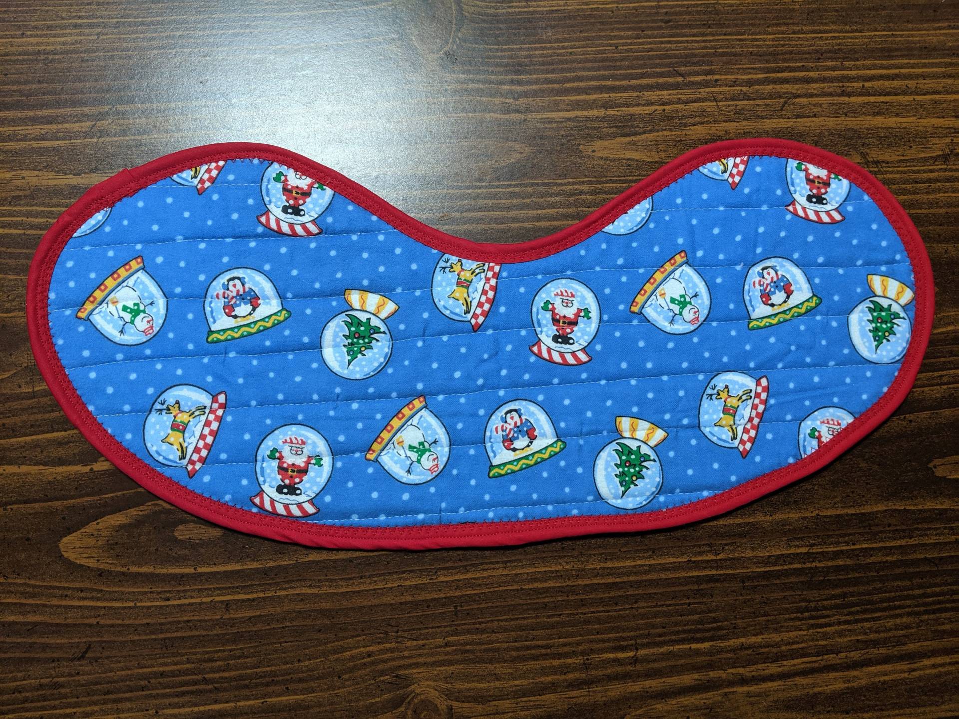 Gestepptes Babylätzchen Zum Wickeln Und Spucktuch in Einem - Weihnachten Schneekugeln Gestepptes Babylätzchen Zum Wickeln Und Spucktuch in Einem - Weihnachten Schneekugeln von Etsy - MaryMickStitchin