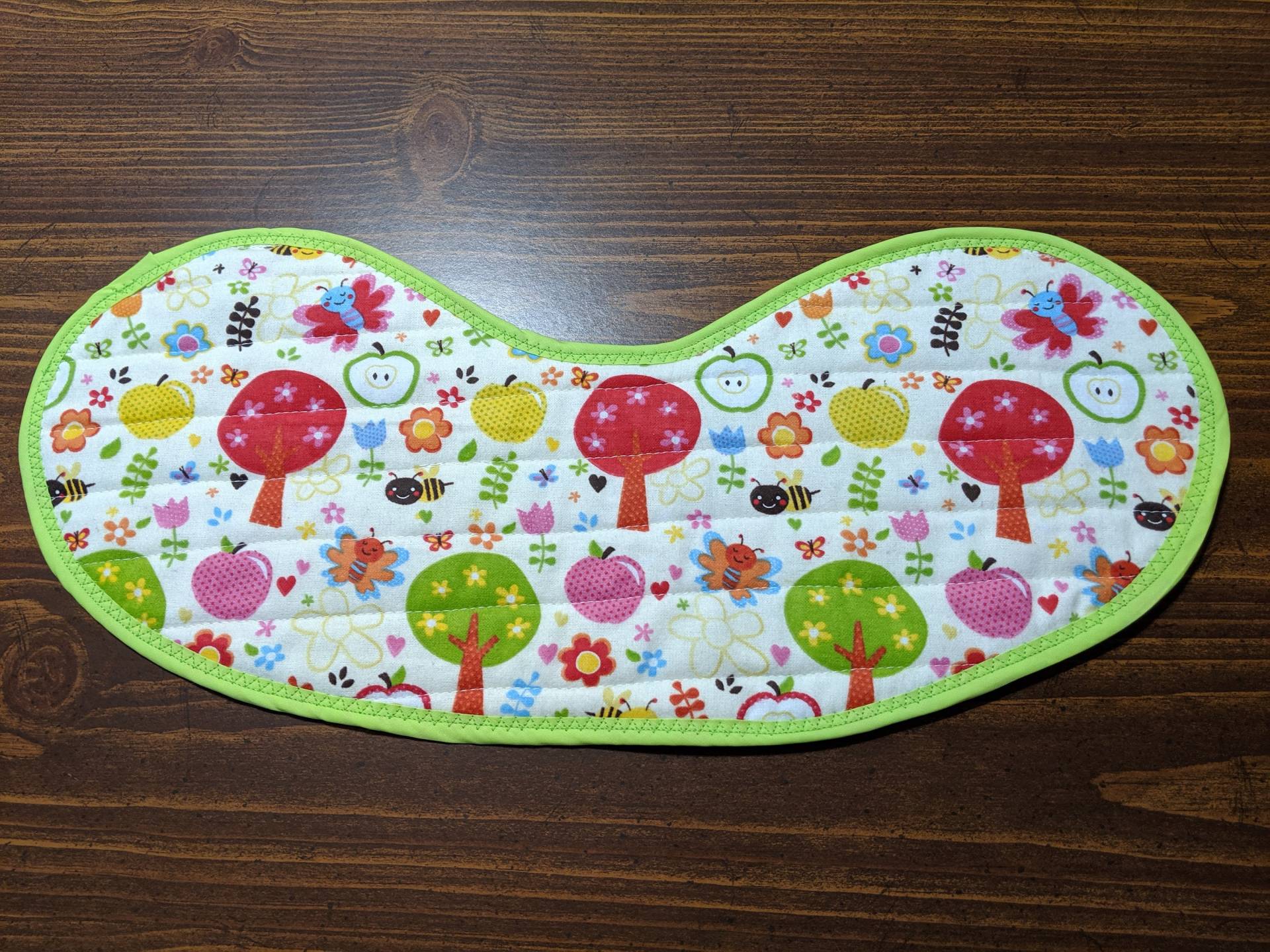 Gestepptes Babylätzchen & Spucktuch Apfelgarten Baumwollflanell Gestepptes Babylätzchen & Spucktuch Apfelgarten Baumwollflanell von Etsy - MaryMickStitchin