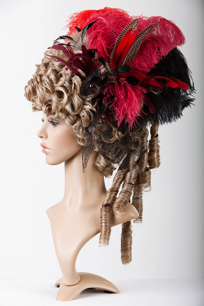 Historical Wig/Gothic Feather-Arrangement in Black-Red von Etsy - Maskenzauber