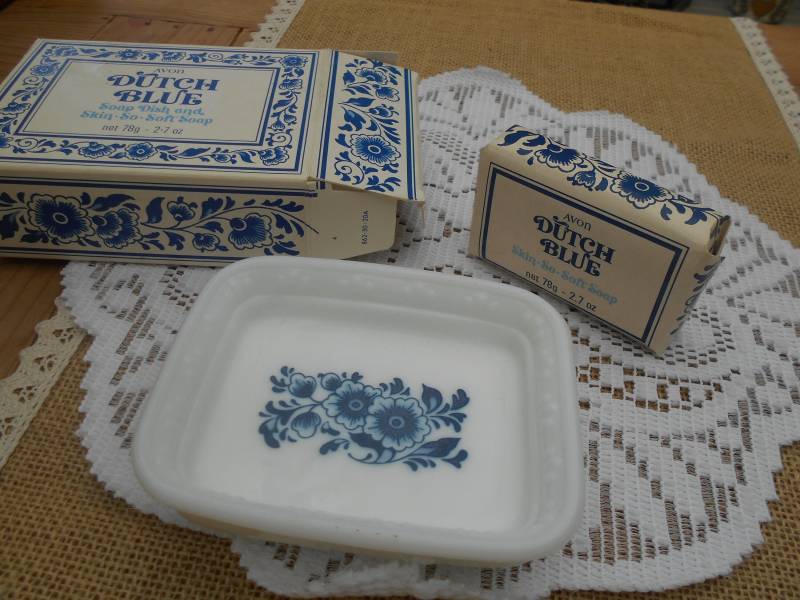 Vintage Seife Avon "Dutch Blue" Seifenschale Und 78 Gramm Mit Verpackung Blumen Weiß Blau 70Er Jahre von Etsy - MattieStone