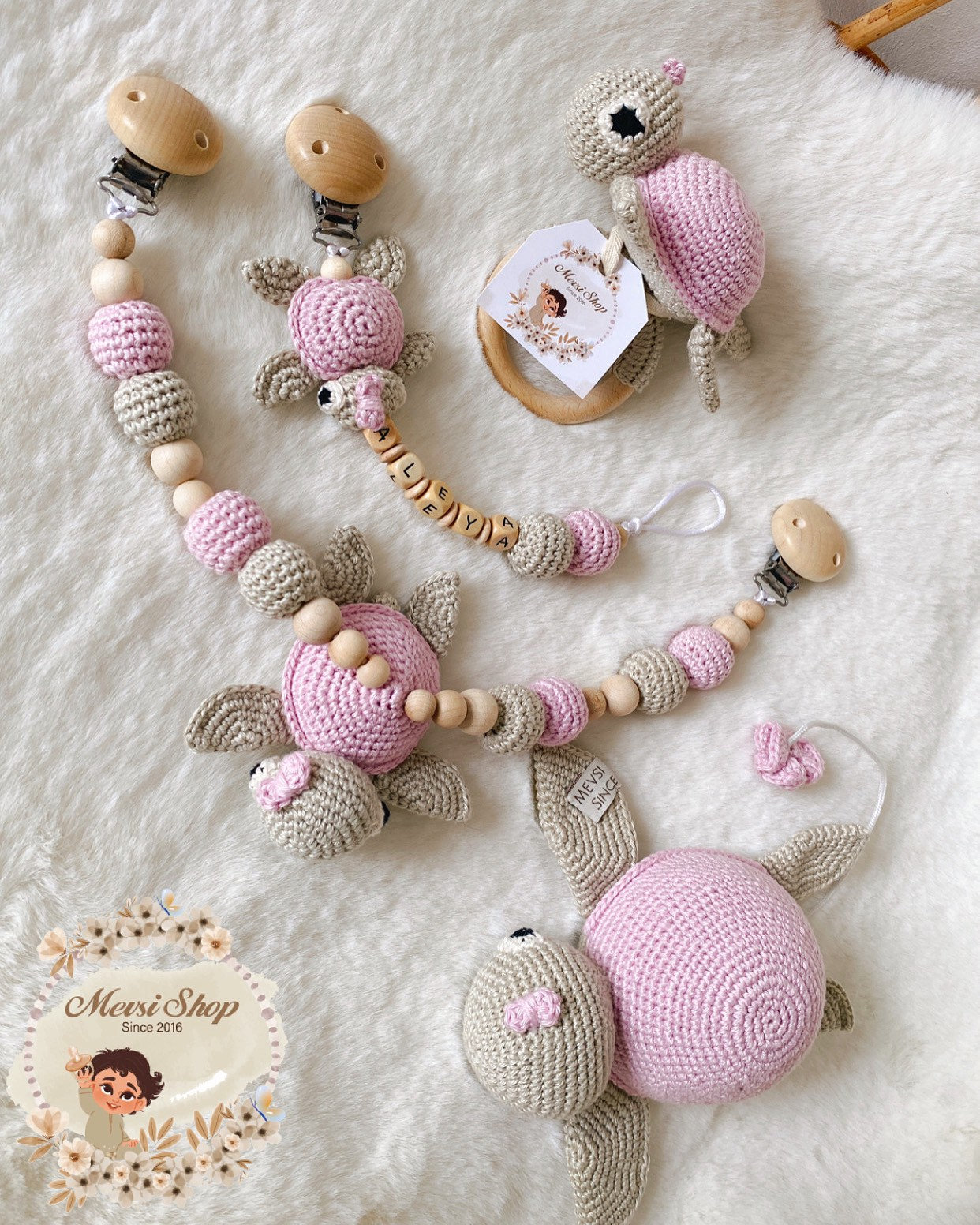 Schnullerkette Greifling Kinderwagenkette Spieluhr Modell Caretta Pink Schnullerkette Greifling Kinderwagenkette Spieluhr Modell Caretta Pink von Etsy - MevSi