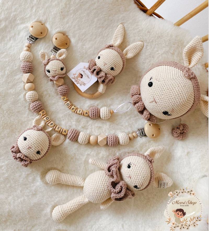 Schnullerkette Kinderwagenkette Rassel Musikuhr Puppe Häschen Modell in Creme Braun von Etsy - MevSi