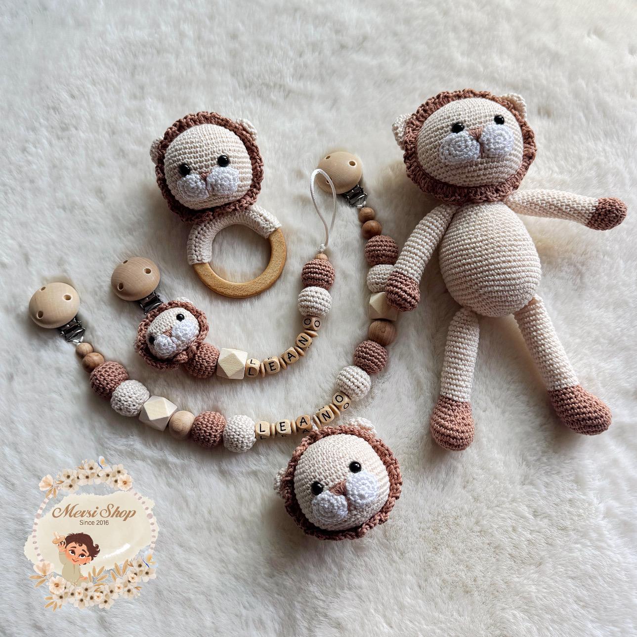 Schnullerkette Kinderwagenkette Rassel Puppe Löwe Creme Braun Modell Schnullerkette Kinderwagenkette Rassel Puppe Löwe Creme Braun Modell von Etsy - MevSi
