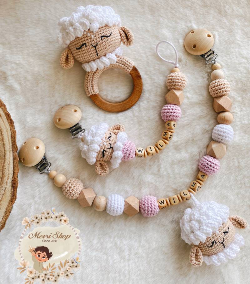 Schnullerkette Kinderwagenkette Rassel Spieluhr Puppe Schaf Modell in Weiß Rosa von Etsy - MevSi