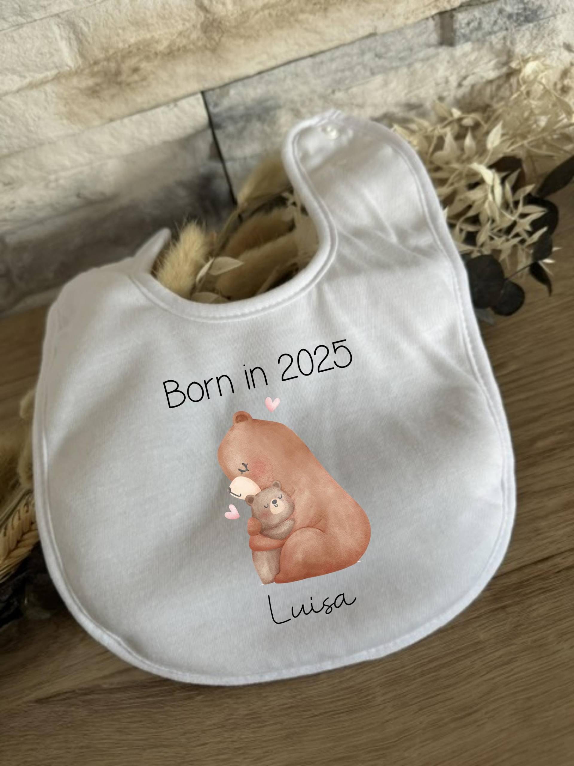 Baby Lätzchen Personalisierte Geschenke Name Born in 2025 Geschenk Babyparty Babyshower Geburt Halstuch Babygeschenk Bär Mama von Etsy - Milevo