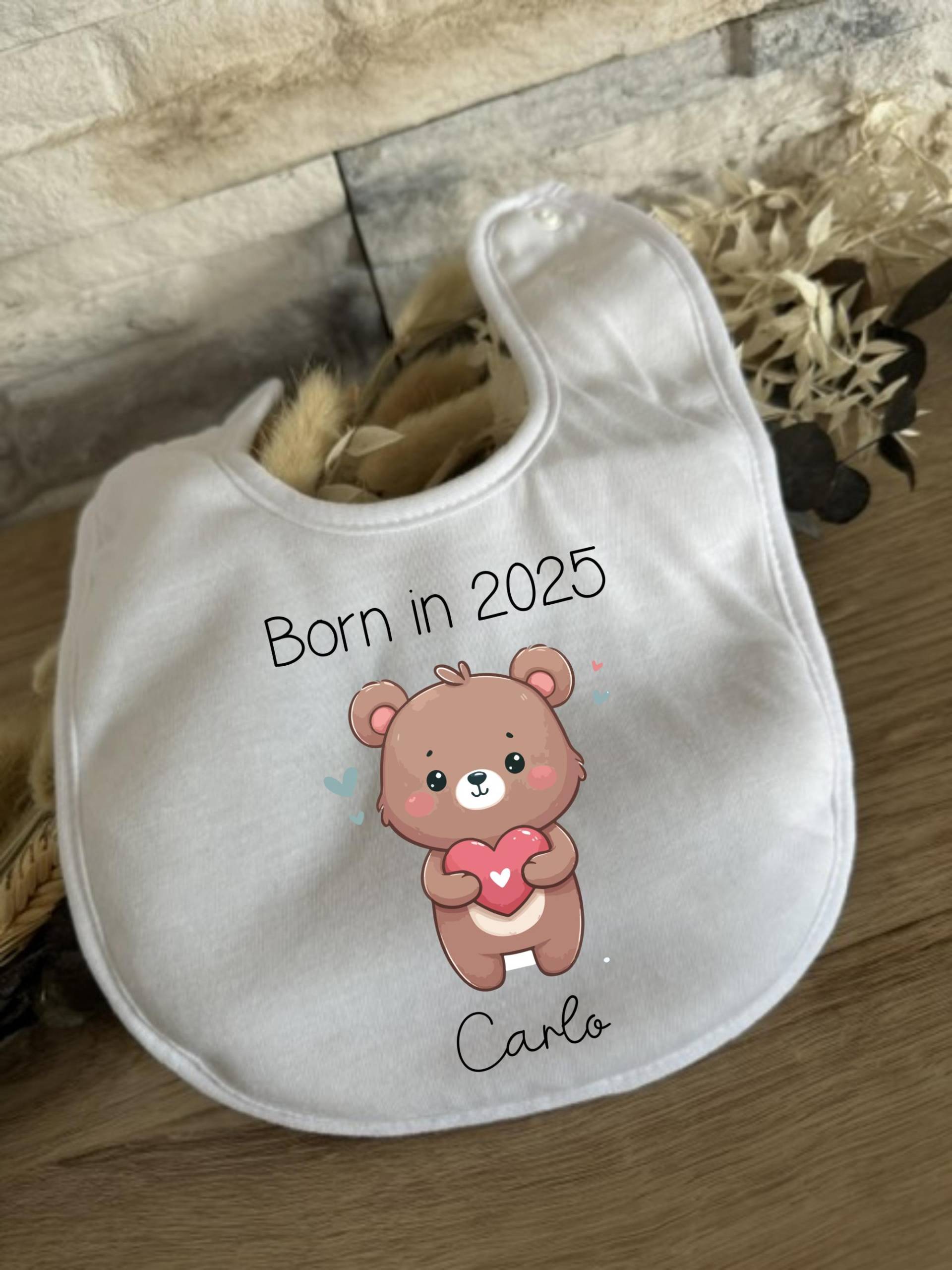 Baby Lätzchen Personalisierte Geschenke Name Born in 2025 Geschenk Babyparty Babyshower Geburt Halstuch Babygeschenk Teddy Bär von Etsy - Milevo