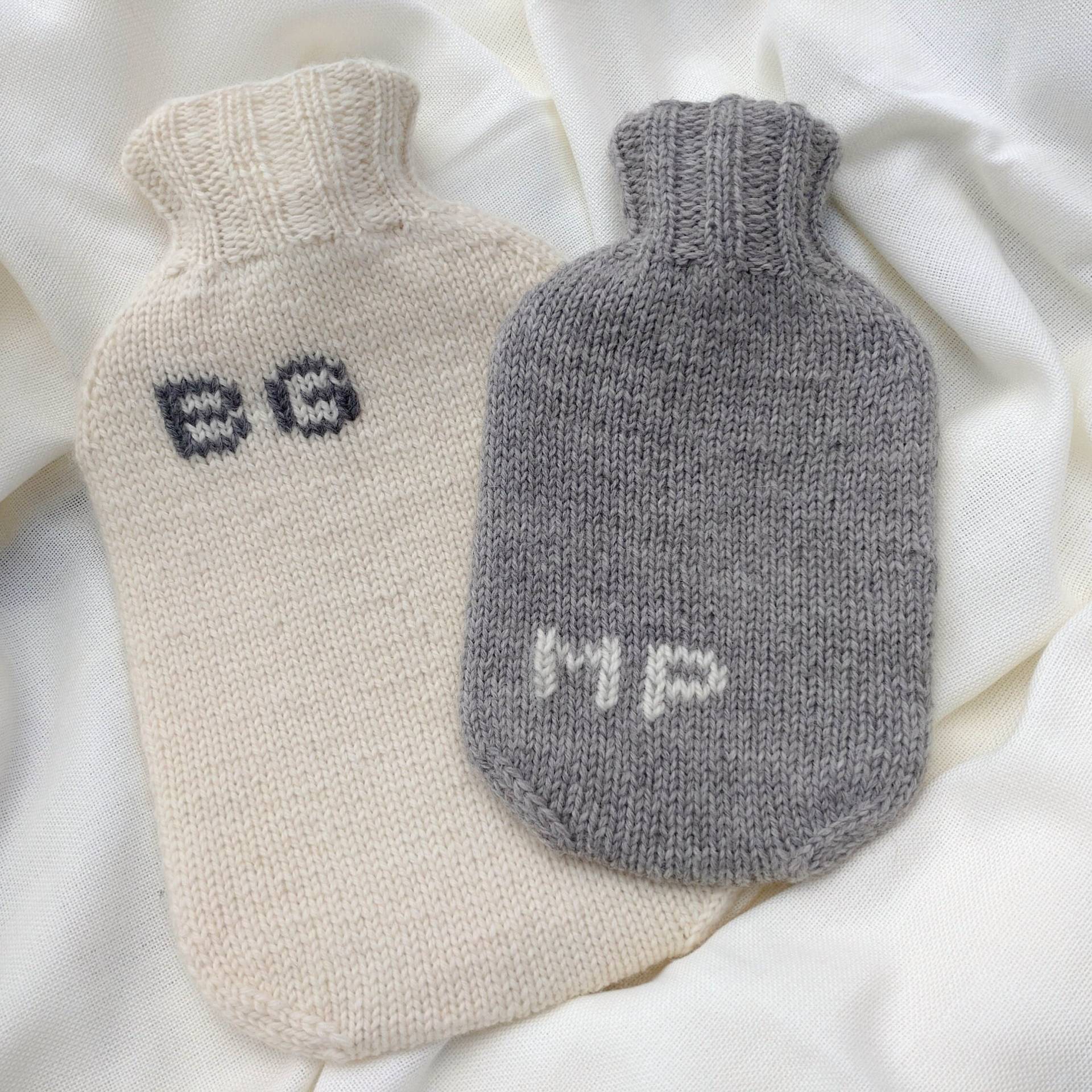 Personalisierbare Wärmflasche Aus Wolle, Handgestrickt in Deutschland, Personalisiert Mit Initialien/Monogram Ihren Wunschfarben von Etsy - MilicaMade