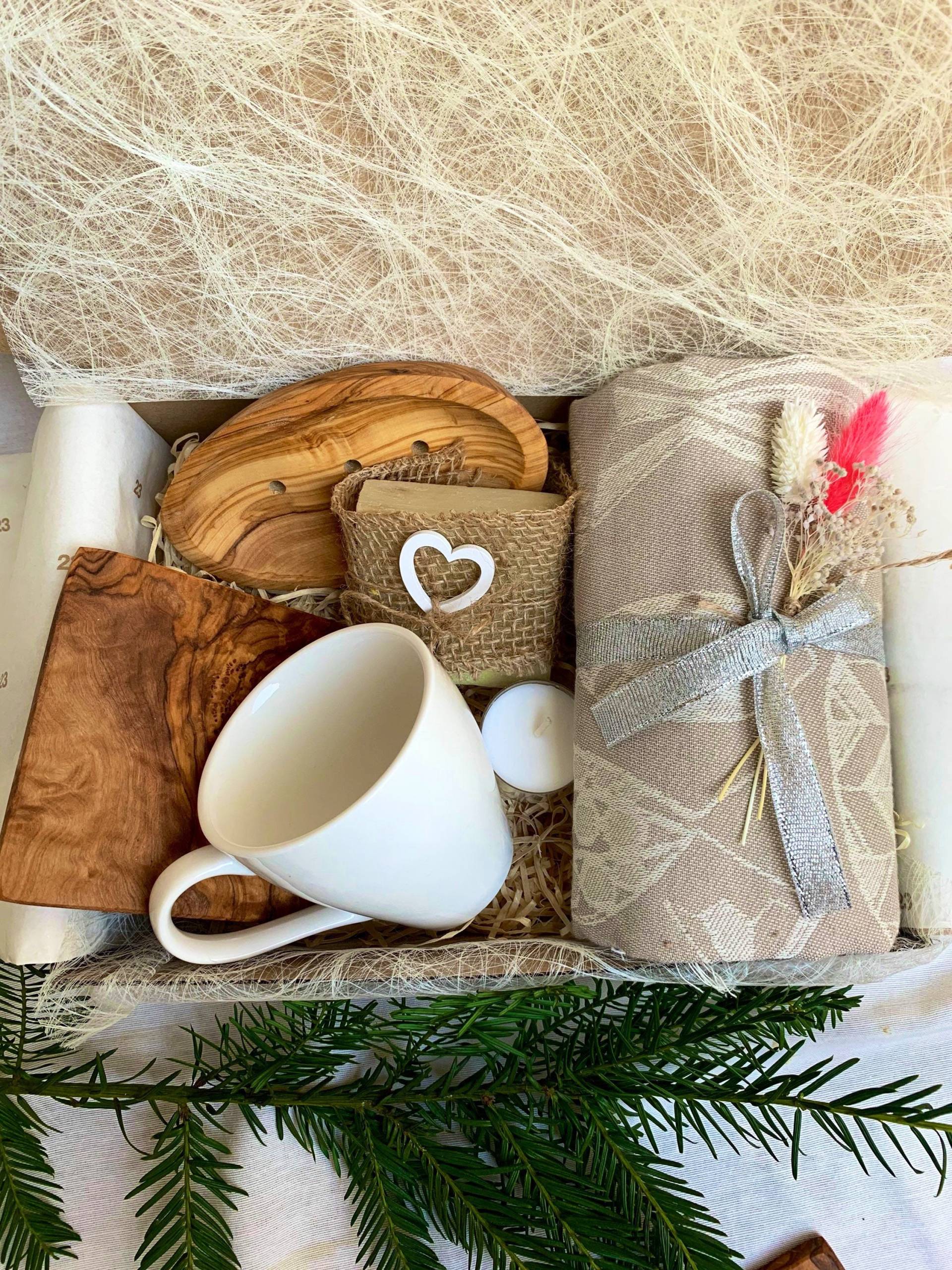 Milla Speziell Geschenkbox Personalisiert - Handgemachte Olivenölseife - Seifenschale Und Untersetzer Aus Echtem Olivenholz von Etsy - Millaseifen