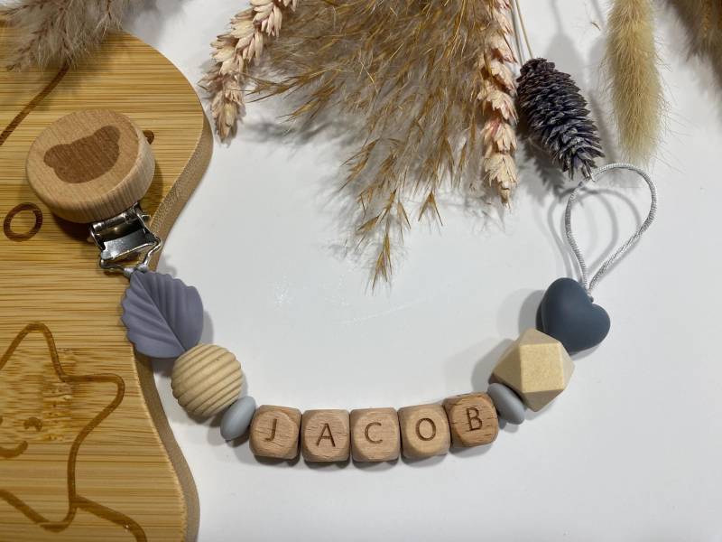 Schnullerkette | Personalisiert Junge Mädchen Geburtsgeschenk Mit Namen Einzigartiges Geschenk Babygeschenk von Etsy - MindfulWallDesigns