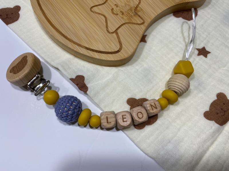 Schnullerkette | Personalisiert Junge Mädchen Geburtsgeschenk Mit Namen Schnullerclip von Etsy - MindfulWallDesigns