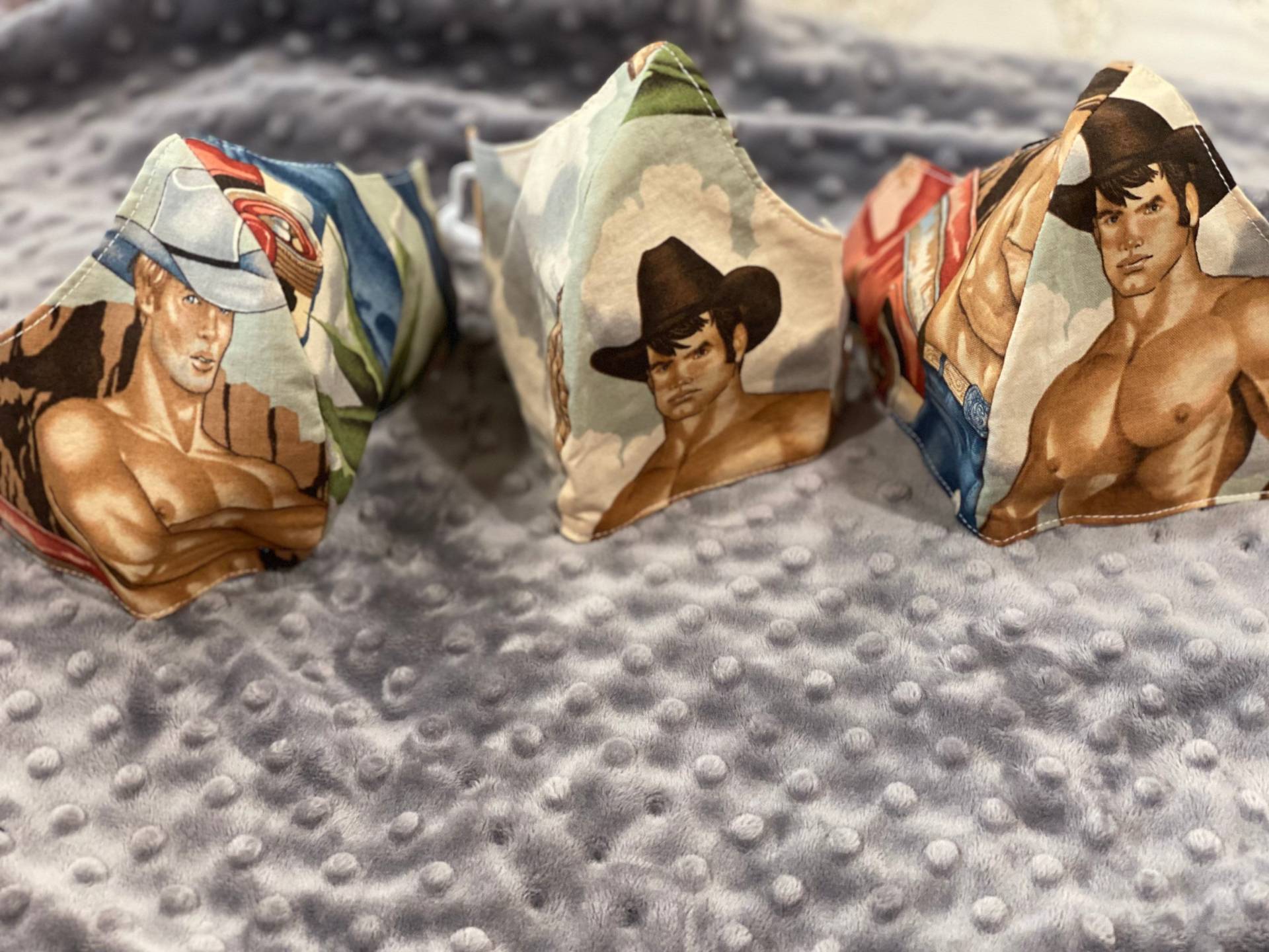 Wendbare Cowboys Gesichtsmaske von Etsy - MindingMyNeedle