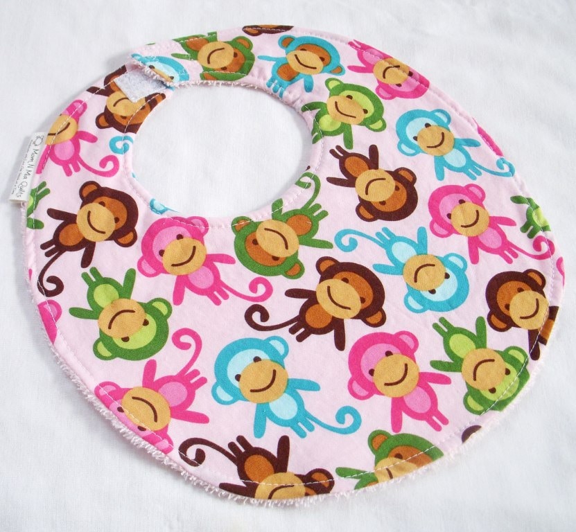 Baby Mädchen Lätzchen - Affen Im Frühling Baumwolllätzchen Mit Rosa Frotteerückseite Baby Mädchen Lätzchen - Affen Im Frühling Baumwolllätzchen Mit Rosa Frotteerückseite von Etsy - MomNMiaDesigns