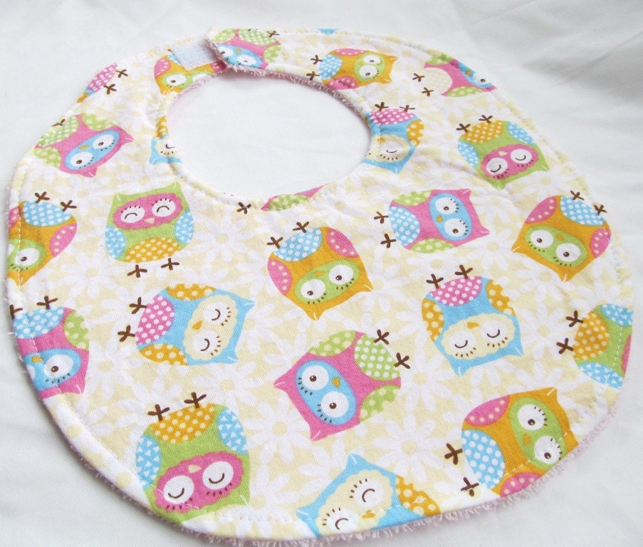 Baby Mädchen Lätzchen - Süße Eulen Aus Baumwolle Mit Frottee Rückseite Baby Mädchen Lätzchen - Süße Eulen Aus Baumwolle Mit Frottee Rückseite von Etsy - MomNMiaDesigns