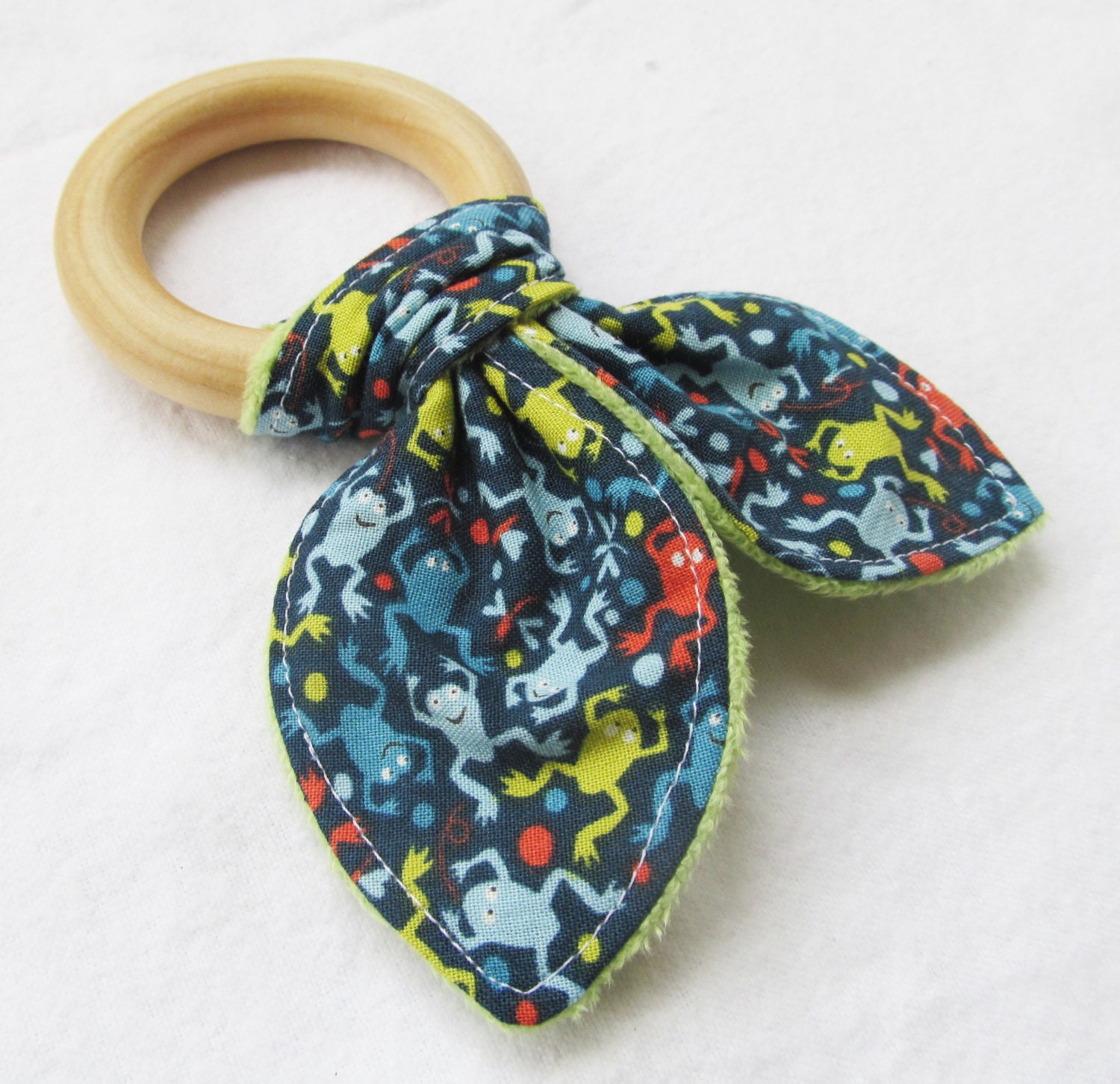 Natürlicher Beißring Aus Holz Mit Crinkle - Kleine Frösche Auf Blau Minky Backing Neues Baby Geschenk Für Jungen Natürliches Zahnen Natürlicher Beißring Aus Holz Mit Crinkle - Kleine Frösche Auf Blau Minky Backing Neues Baby Geschenk Für Jungen Natürliches Zahnen von Etsy - MomNMiaDesigns