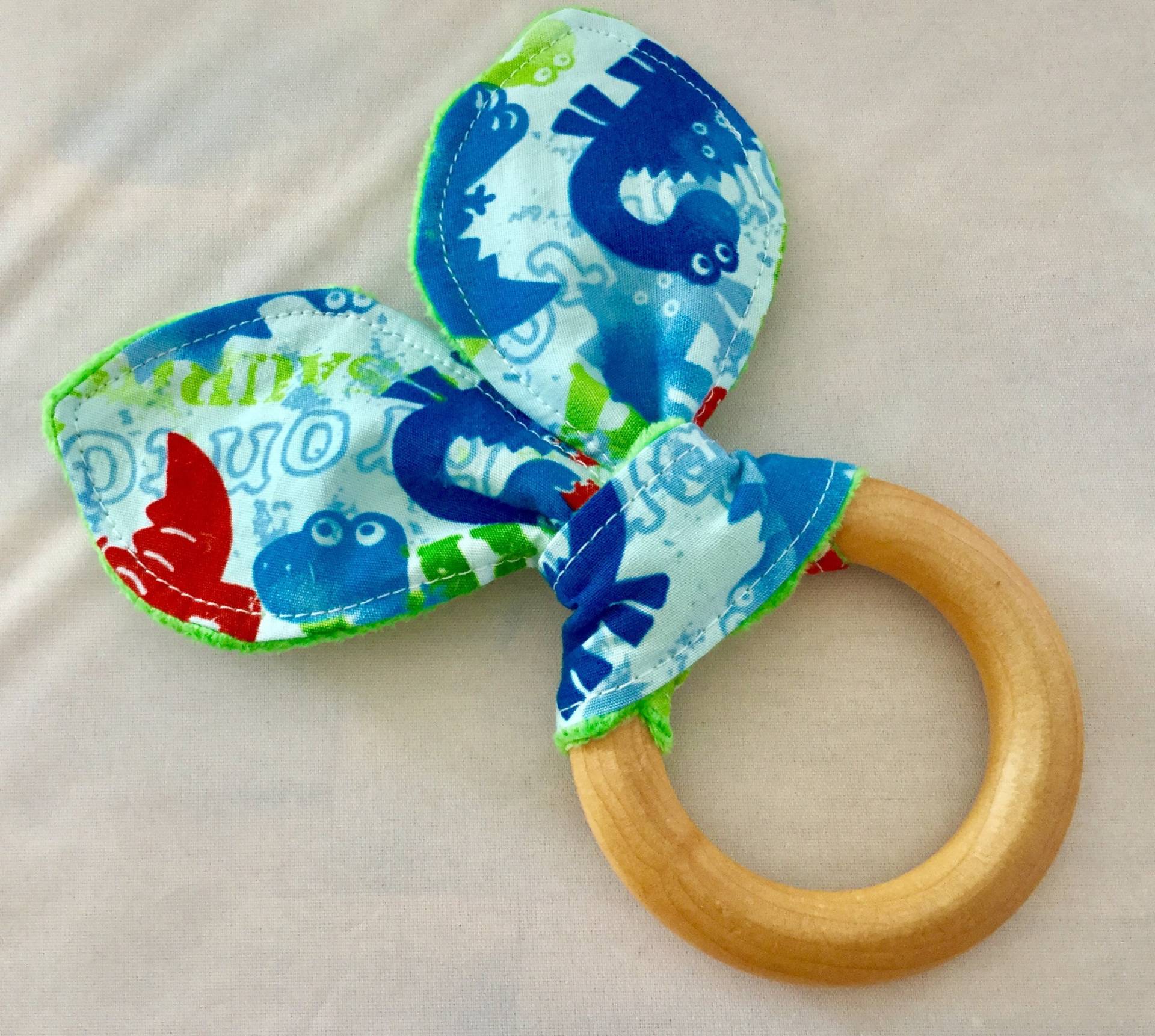 Natürlicher Beißring Aus Holz Mit Crinkle - Muster Auf Blau Minky Geschenk Zur Geburt Natürlicher Beißring Aus Holz Mit Crinkle - Muster Auf Blau Minky Geschenk Zur Geburt von Etsy - MomNMiaDesigns