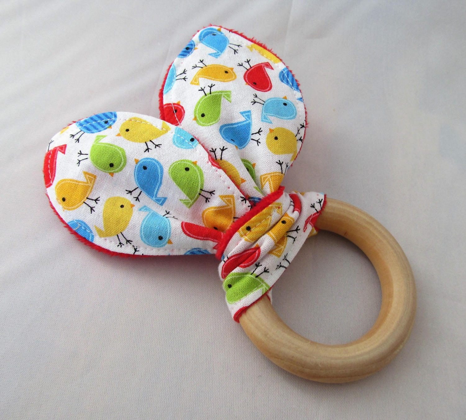 Natürlicher Beißring Aus Holz Mit Knittereffekt - Kleine Vögel in Primärfarben Neues Baby Geschenk Natürliches Zahnen Natürlicher Beißring Aus Holz Mit Knittereffekt - Kleine Vögel in Primärfarben Neues Baby Geschenk Natürliches Zahnen von Etsy - MomNMiaDesigns