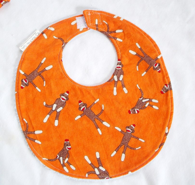Sock Monkeys On Orange - Boutique Lätzchen Auf Der Rückseite Aus Frottee Sock Monkeys On Orange - Boutique Lätzchen Auf Der Rückseite Aus Frottee von Etsy - MomNMiaDesigns