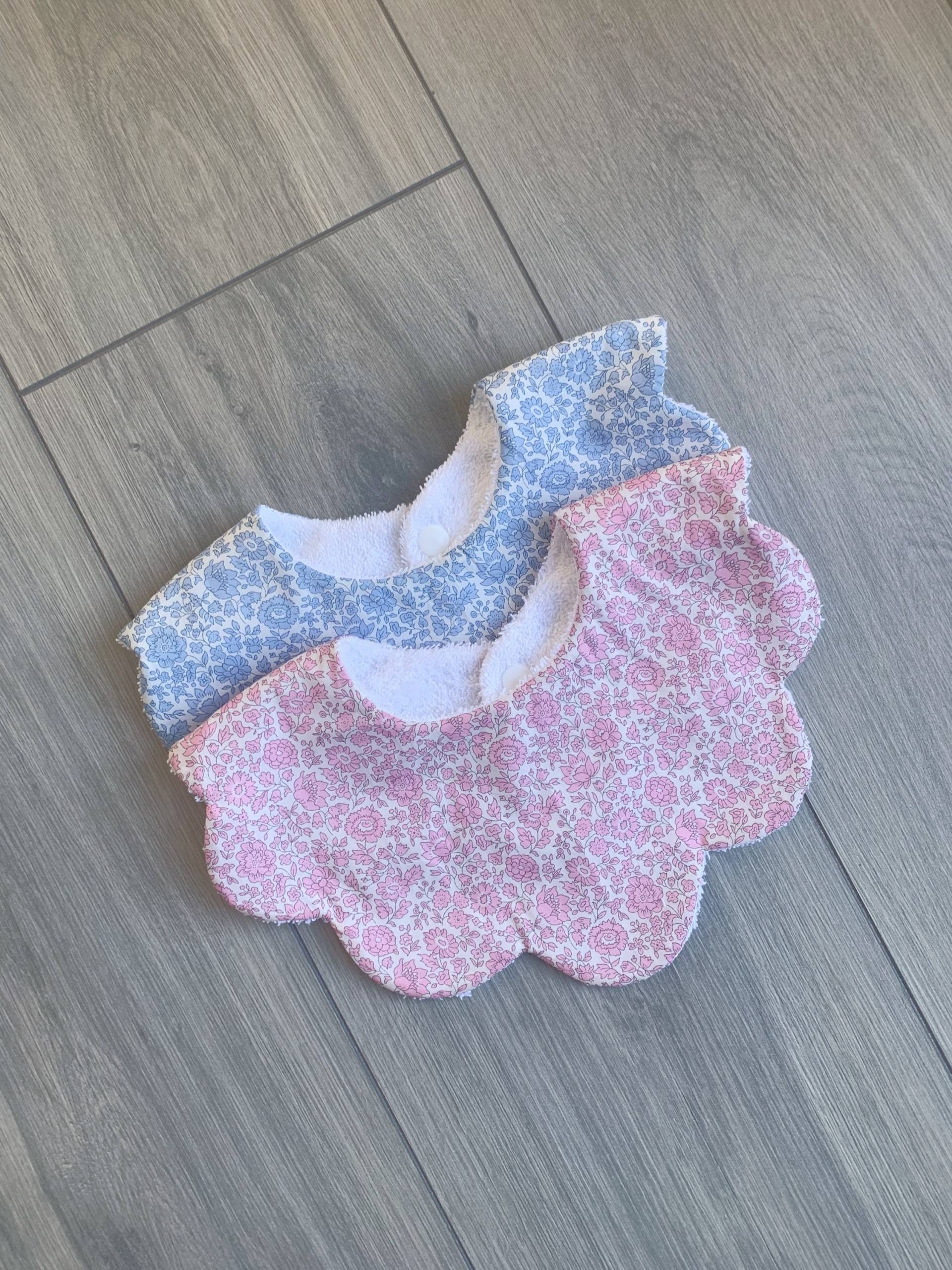 Liberty Floral Baby Lätzchen Rosa, Scalloped Baumwollstoff von Etsy - MonicaAndMe