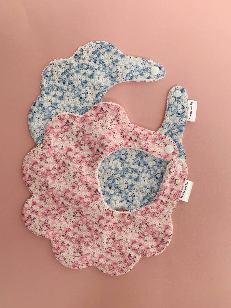 Rosa Und Blaues Lätzchen Aus Liberty London-stoff, Zackenrand, Rosa Tana Lawn Mit Weißen Blumen, Fertig Zum Verschicken von Etsy - MonicaAndMe