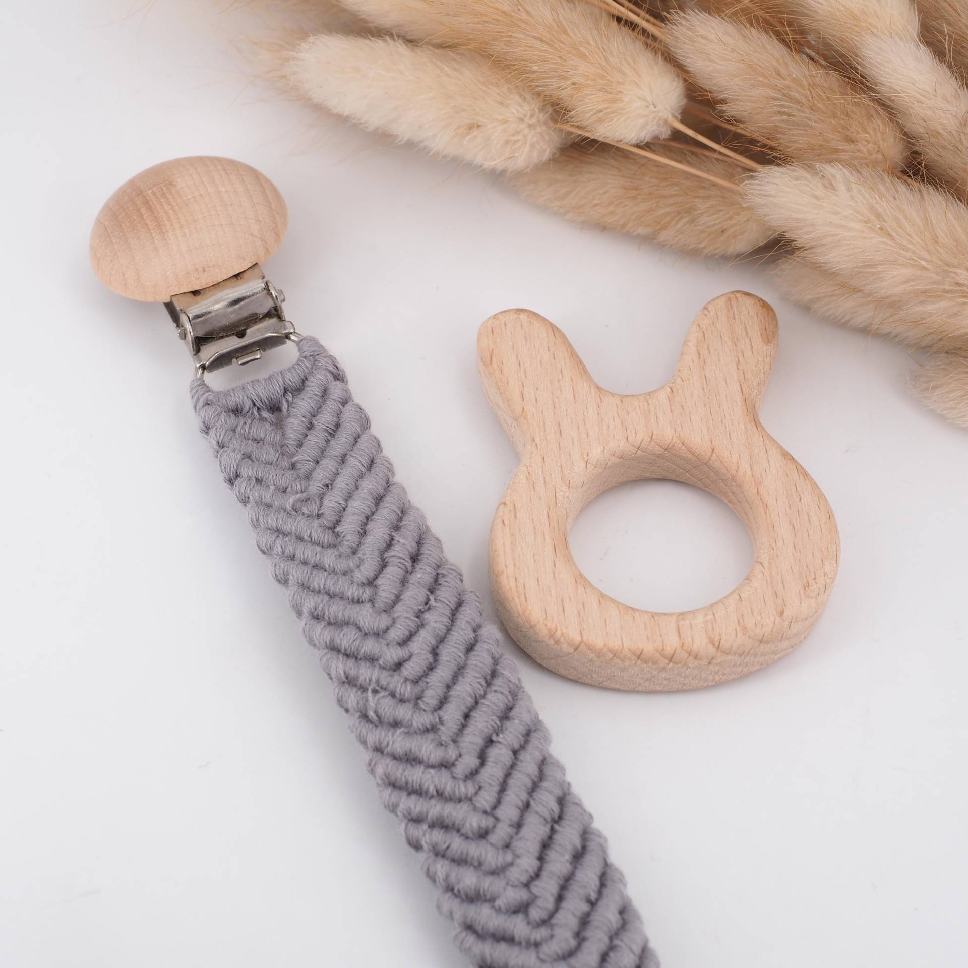 Schnullerkette Schnullerband Mit Beißring Holz Hase Makramee Wolle Schnullerkette Schnullerband Mit Beißring Holz Hase Makramee Wolle von Etsy - MotzisBunteWelt2014