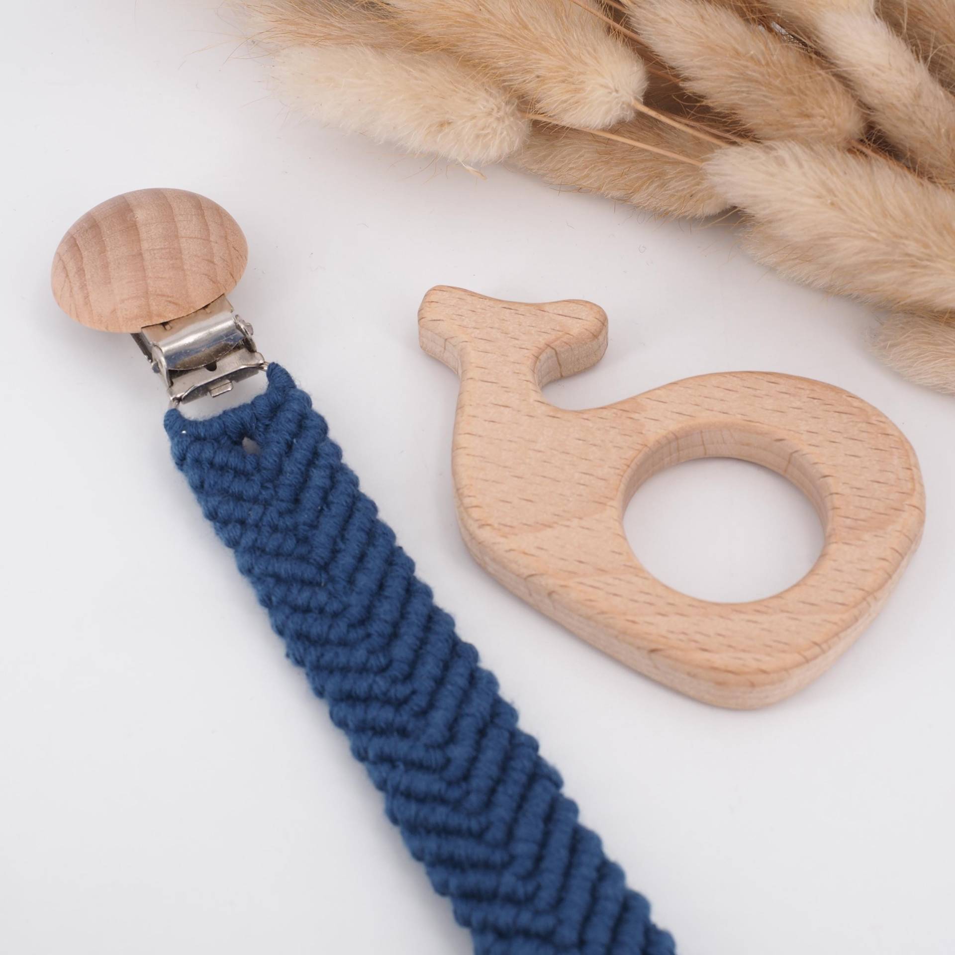 Schnullerkette Schnullerband Mit Beißring Holz Wal Makramee Wolle Schnullerkette Schnullerband Mit Beißring Holz Wal Makramee Wolle von Etsy - MotzisBunteWelt2014