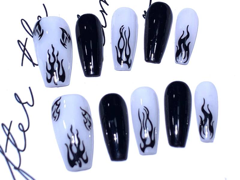 Schwarz & Weiße Flamme - Press On Nails | Salon Qualität Nägel Elegante Künstliche Glänzende Matte von Etsy - MouadDesignWaren