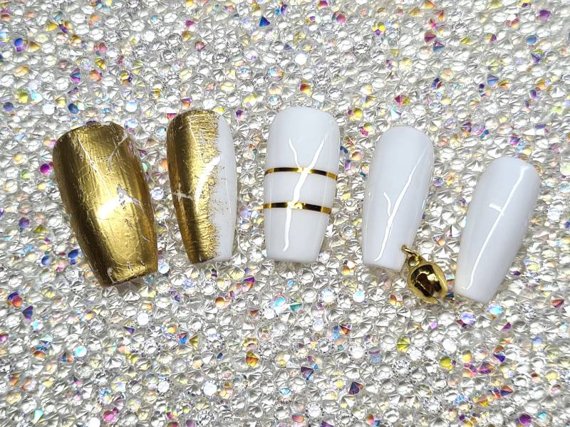 Press On Nail - Gold Weiss Design Mit Süßen Glöckchen von Etsy - MrsSuNails