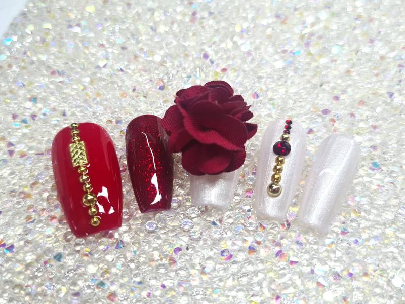 Press On Nails - Rotes Nagel Design Mit Abnehmbarer Rose von Etsy - MrsSuNails