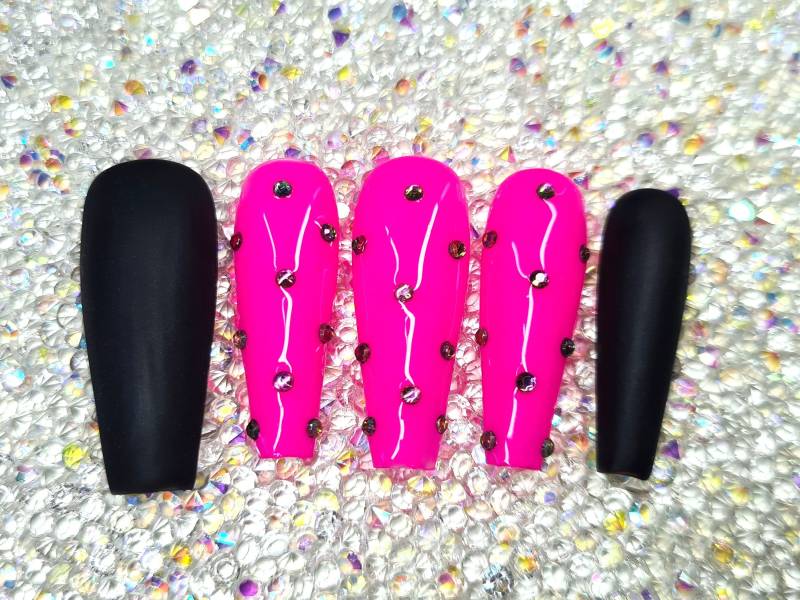 Schwarz Matt Mit Einem Coolen Pink - Nagel Design von Etsy - MrsSuNails