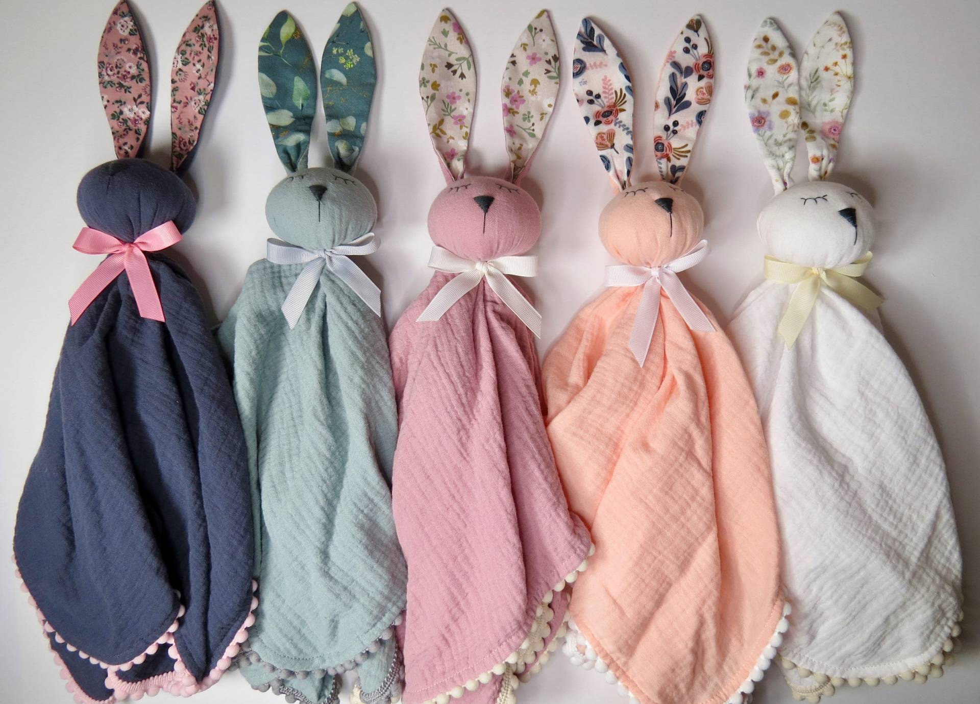Schnuffeltuch Häschen Mit Bommeln Aus Musselin, Spucktuch, Handgefertigt, Bio Baumwolle, 20x30 cm Kostenloser Versand Schnuffeltuch Häschen Mit Bommeln Aus Musselin, Spucktuch, Handgefertigt, Bio Baumwolle, 20x30 cm Kostenloser Versand von Etsy - MusselinBabyDE