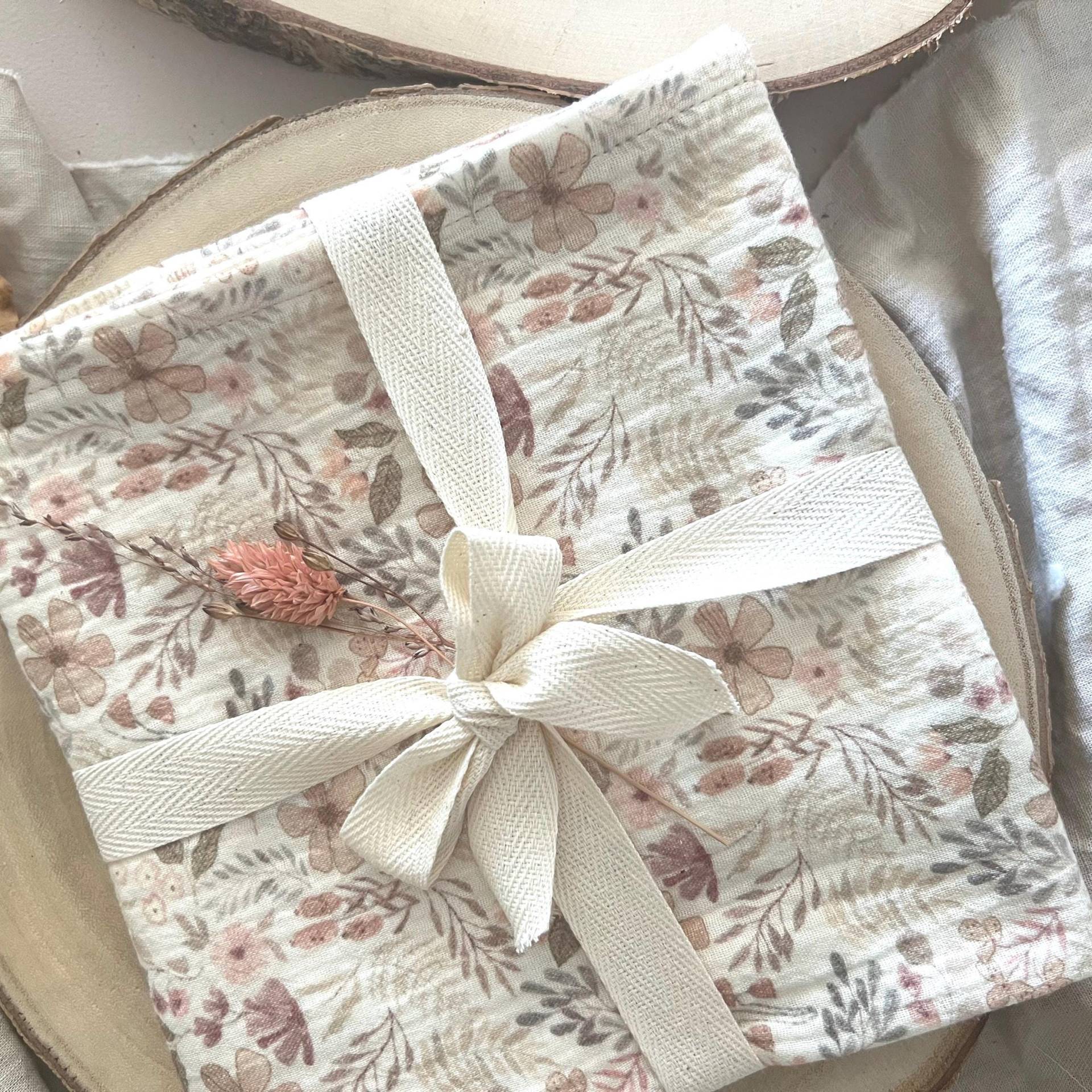 Musselin Spucktuch & Pucktuch I Babydecke Aus Print Waldblumen in Dezenten Farben Zwei Formate Handmade Musselin Spucktuch & Pucktuch I Babydecke Aus Print Waldblumen in Dezenten Farben Zwei Formate Handmade von Etsy - MyBabyEllaDE