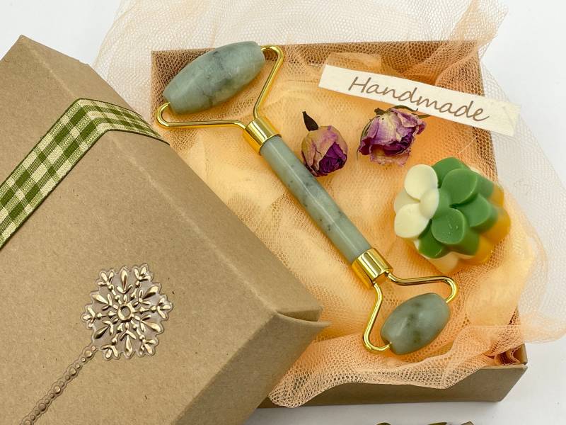 Gesichtsmassage-Kit Mit Jade-Gesichtsroller, Hygge-Geschenken Für Sie, Geschenkbox Frau, Gesichtskontur, Natürliche Seife von Etsy - MyHerbalicious