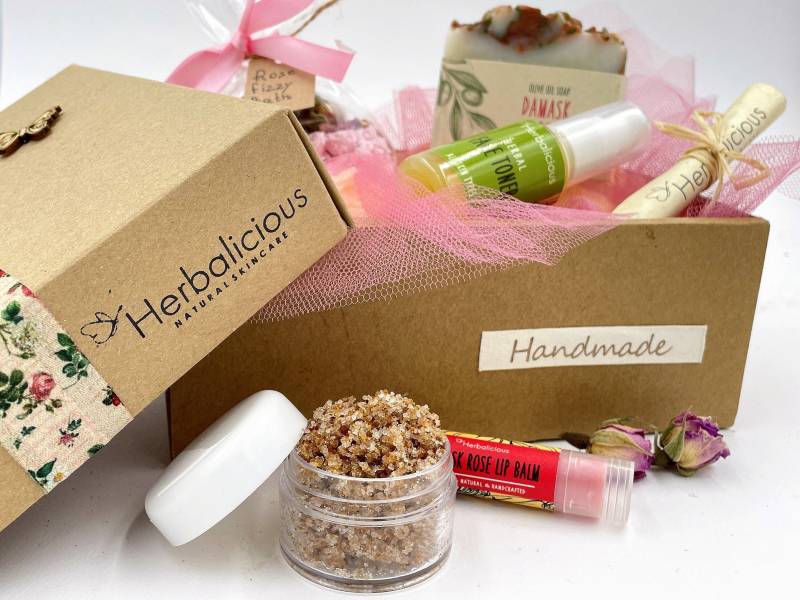 Pflegebox Mit Gesichtspeeling, Natürliche Rosenseife, Lippenbalsam, Gesichtswasser, Hygge Spa Geschenk Für Frau, Valentinstag Freundin von Etsy - MyHerbalicious