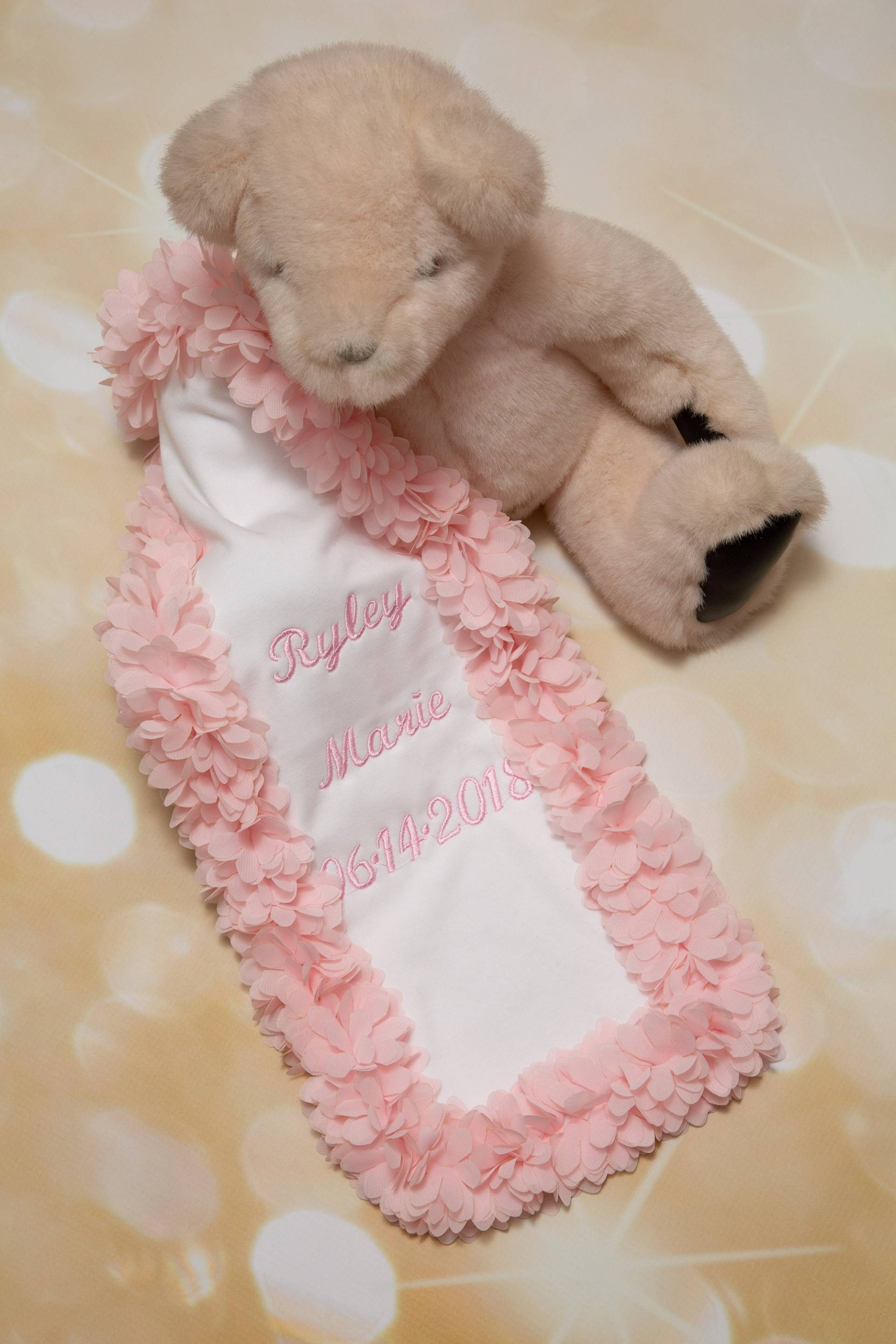 Baby Mädchen Personalisierte Spucktuch Bestickt Weiß Mit Chiffon Borte Baby Mädchen Personalisierte Spucktuch Bestickt Weiß Mit Chiffon Borte von Etsy - MyLolliflopsLLC